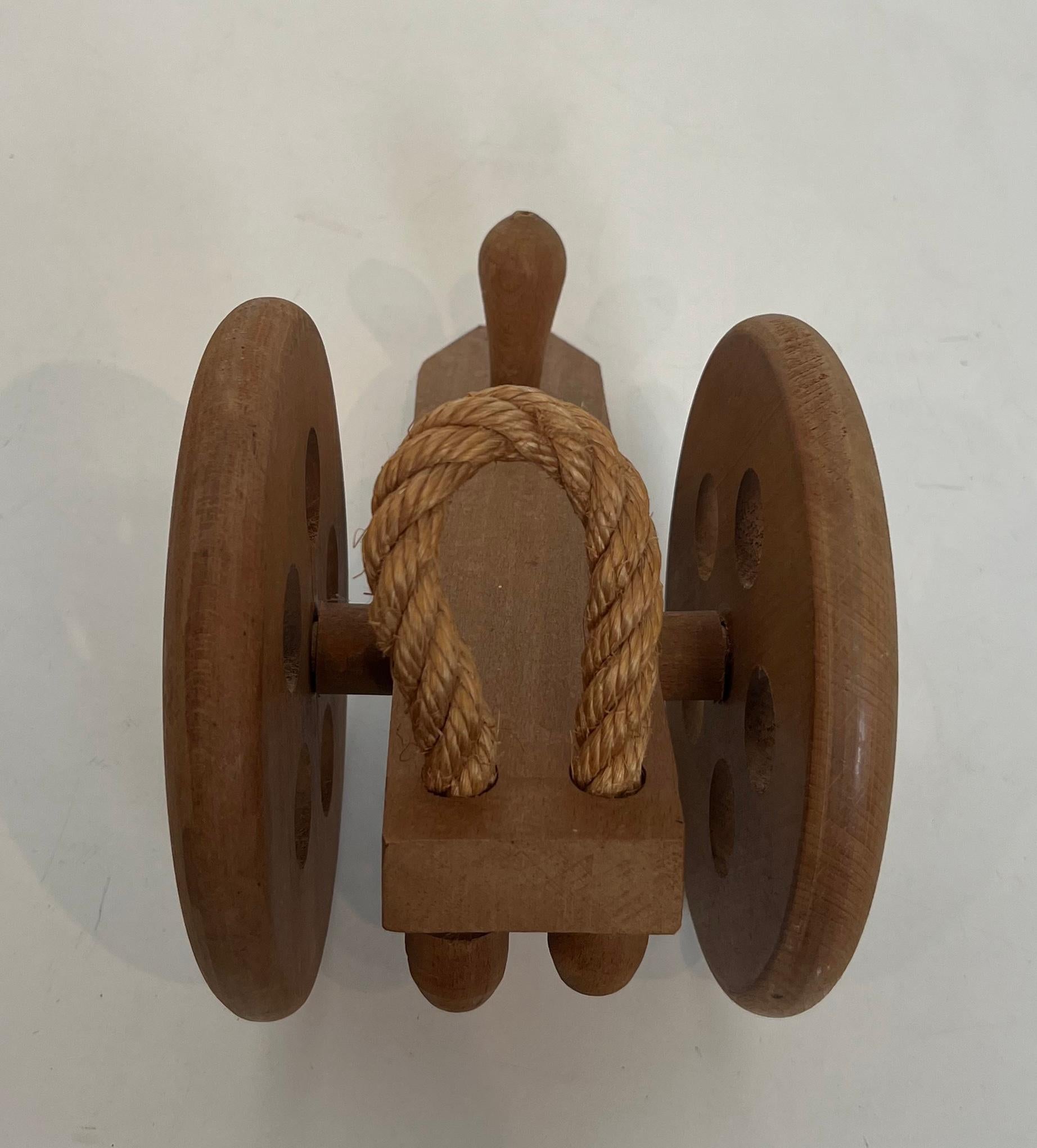 Holz- und Seilflaschenhalter mit Darstellung eines Kanonen. Französisches Werk von Audoux Minet im Angebot 2