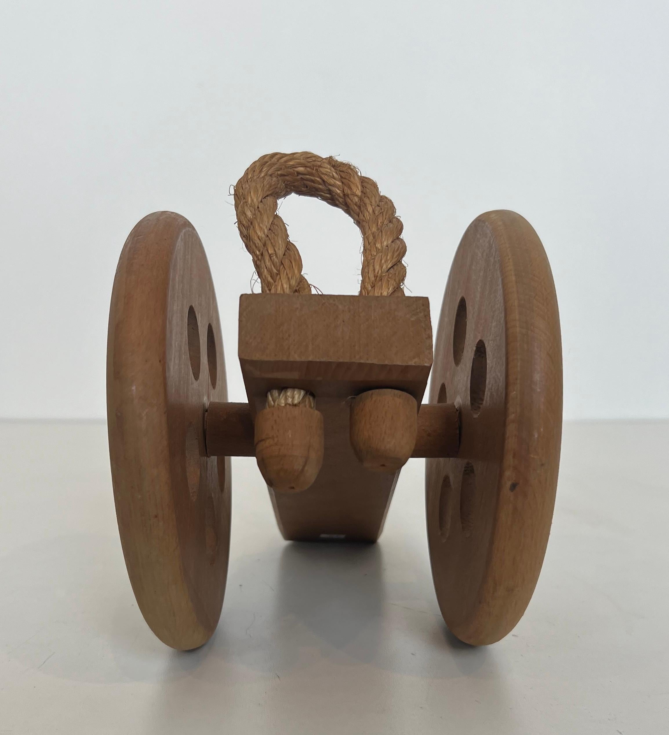 Holz- und Seilflaschenhalter mit Darstellung eines Kanonen. Französisches Werk von Audoux Minet im Angebot 3