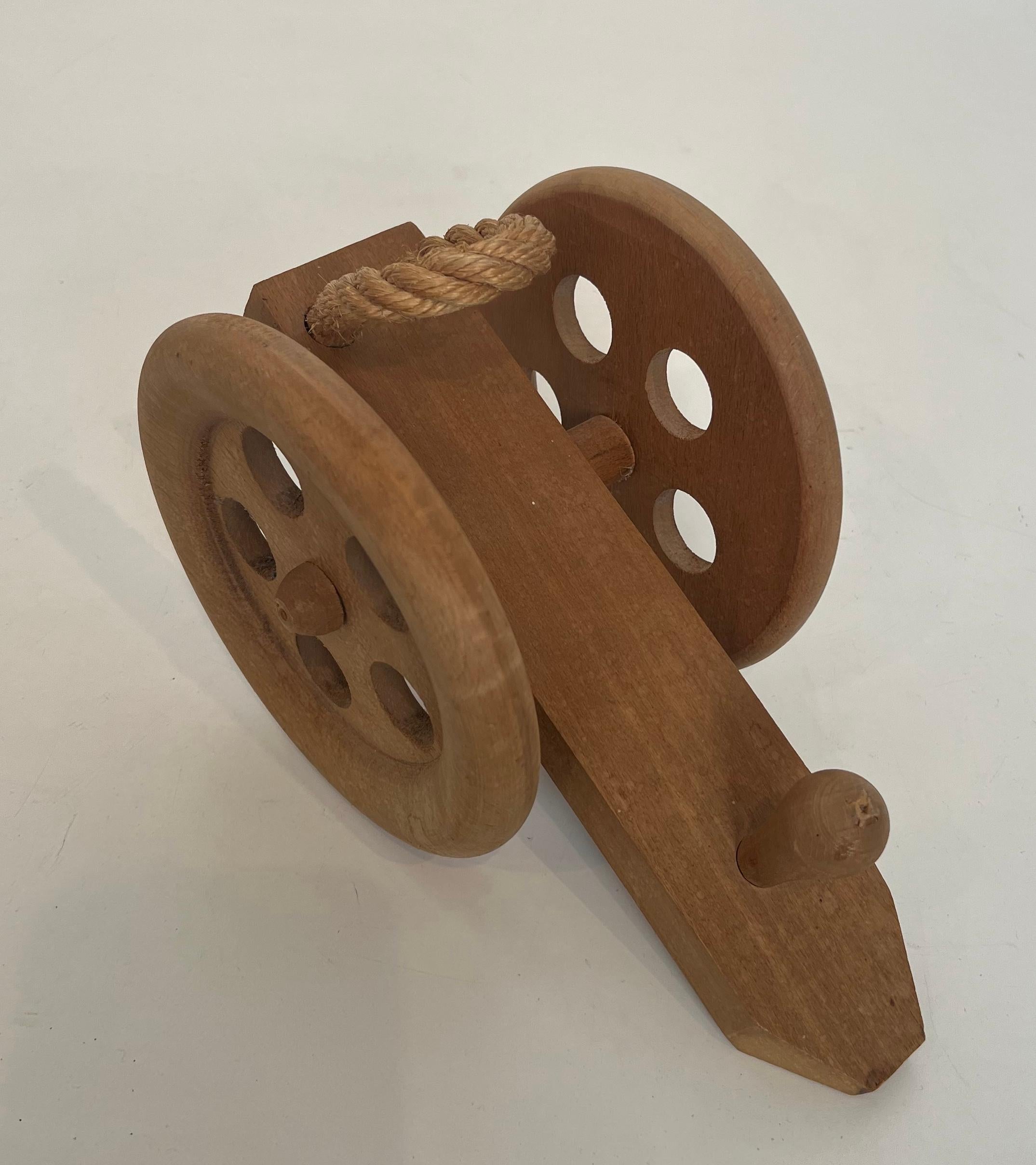 Holz- und Seilflaschenhalter mit Darstellung eines Kanonen. Französisches Werk von Audoux Minet im Angebot 4