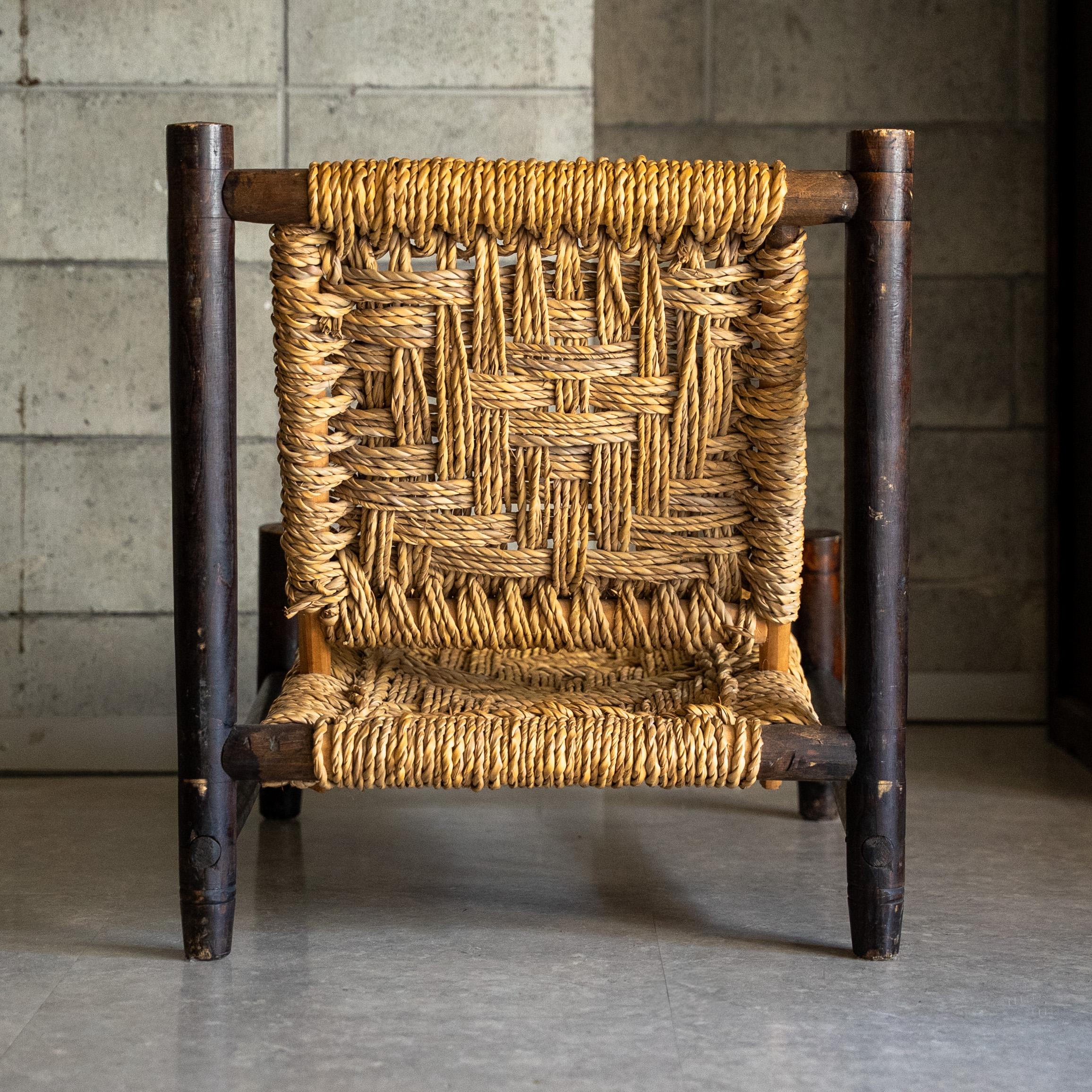 Metà XX secolo Sedia bassa in legno e corda di Adrien Audoux and Frida Minet, anni '50, Francia in vendita