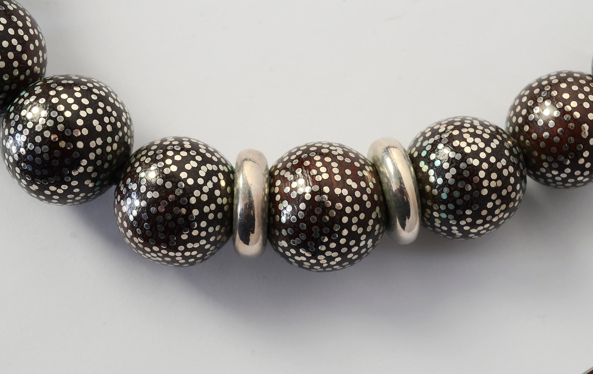 Holz und Silber Punkten Halskette im Zustand „Hervorragend“ im Angebot in Darnestown, MD