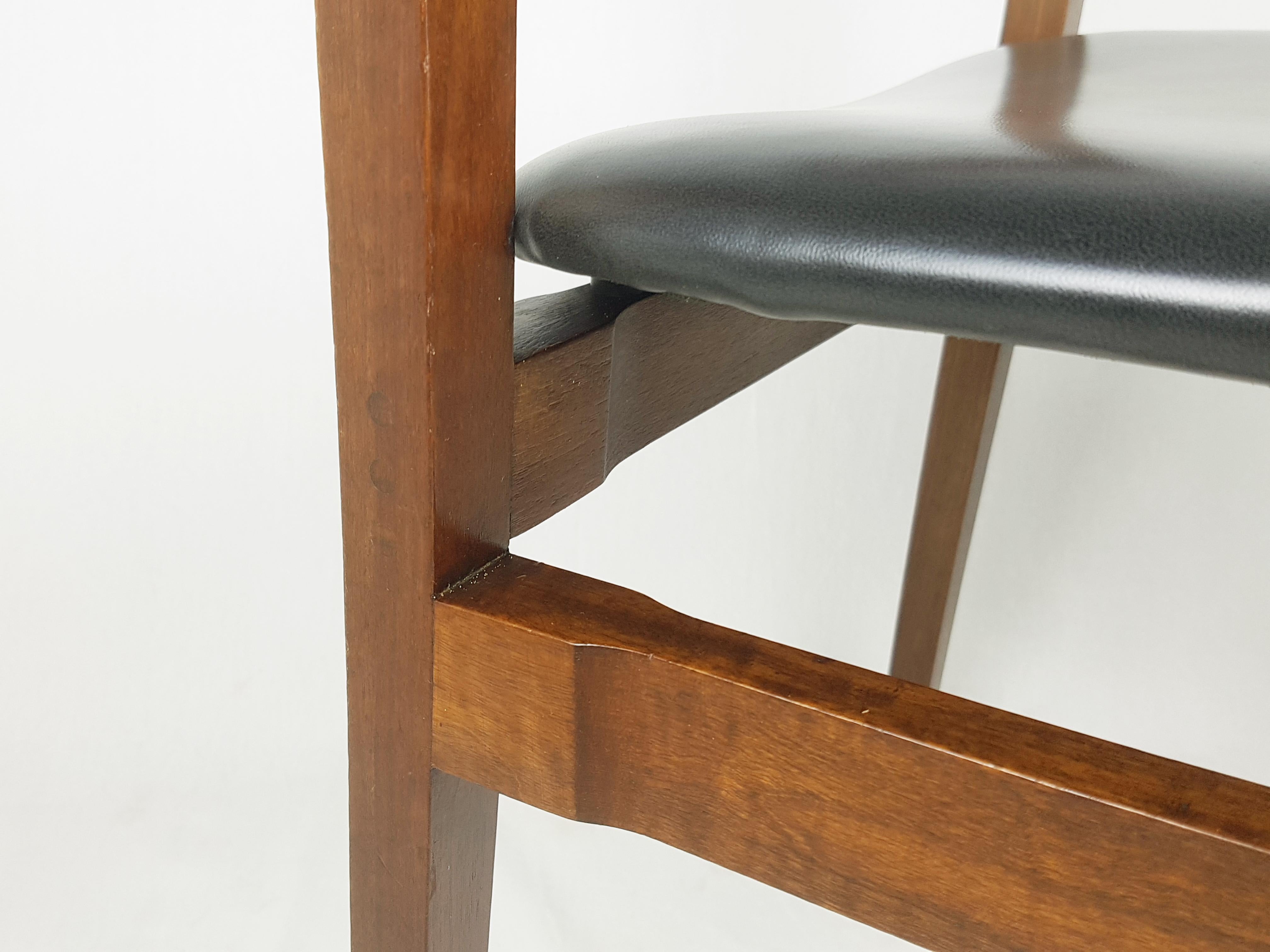 Wood and skai, 1960s dining Chairs Model 104 by G. Frattini for Cassina For Sale 4