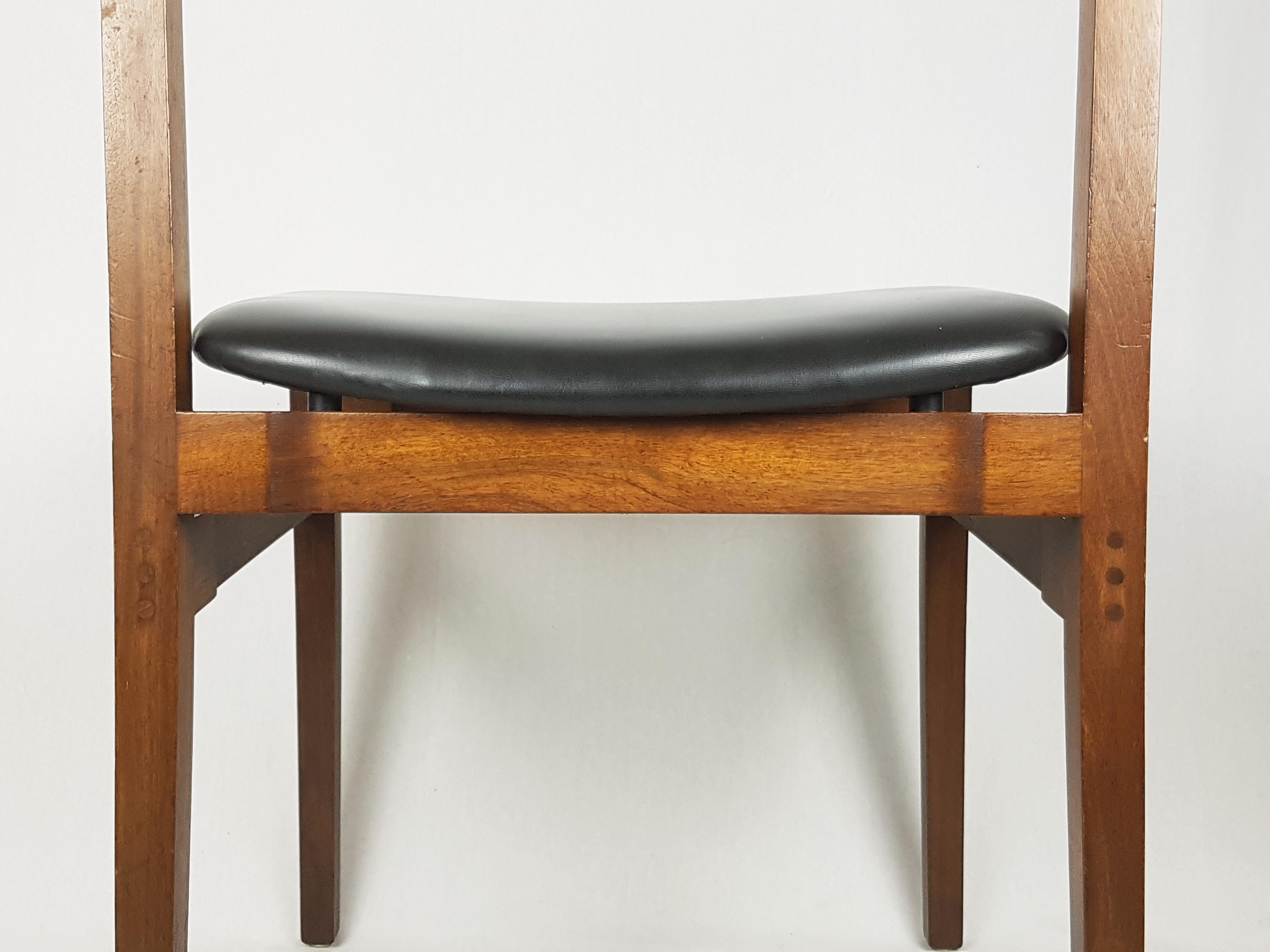 Wood and skai, 1960s dining Chairs Model 104 by G. Frattini for Cassina For Sale 8