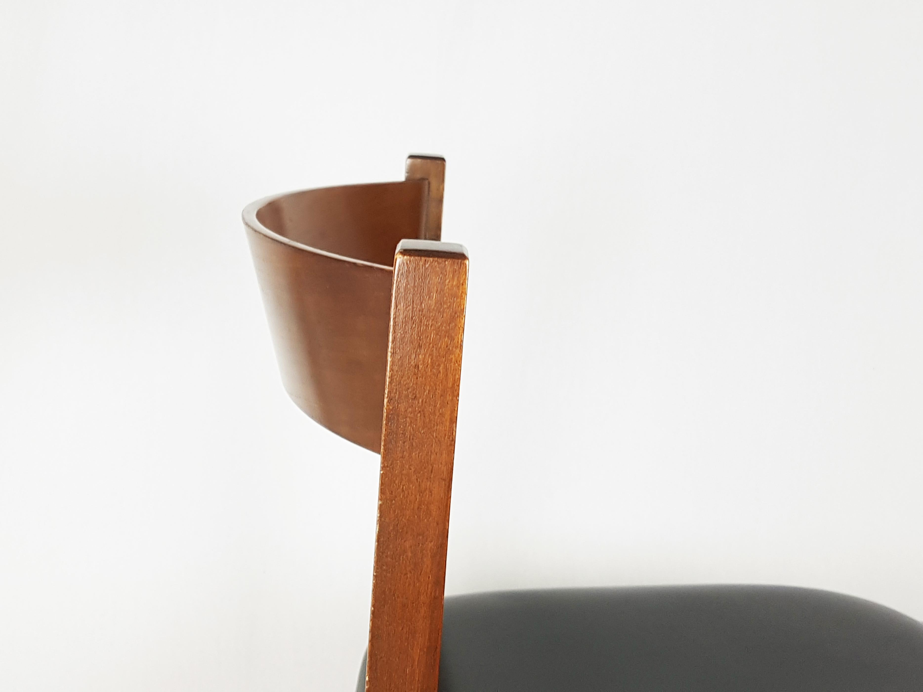 Wood and skai, chaises de salle à manger des années 1960, modèle 104 de G. Frattini pour Cassina en vente 1