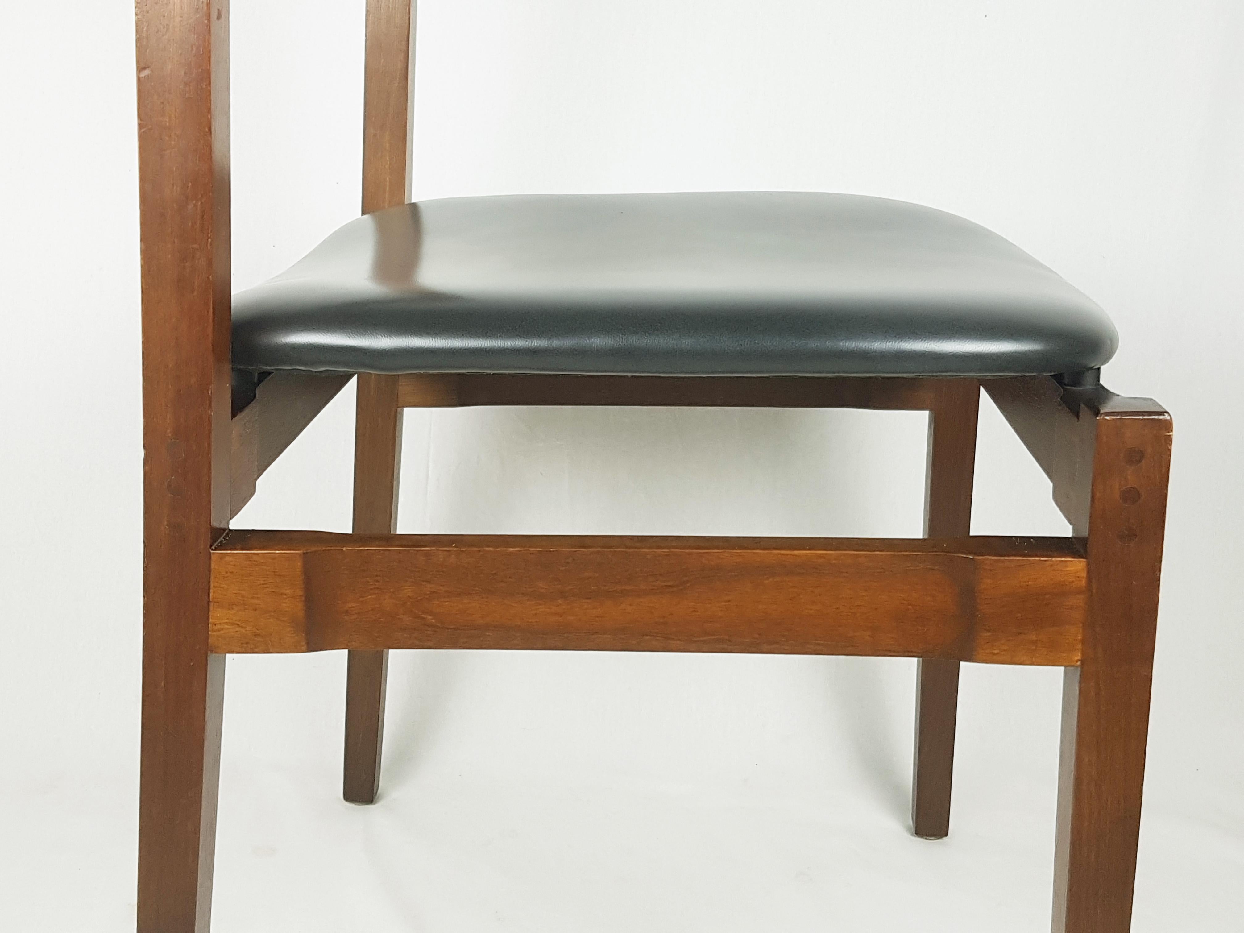 Wood and skai, 1960s dining Chairs Model 104 by G. Frattini for Cassina For Sale 2