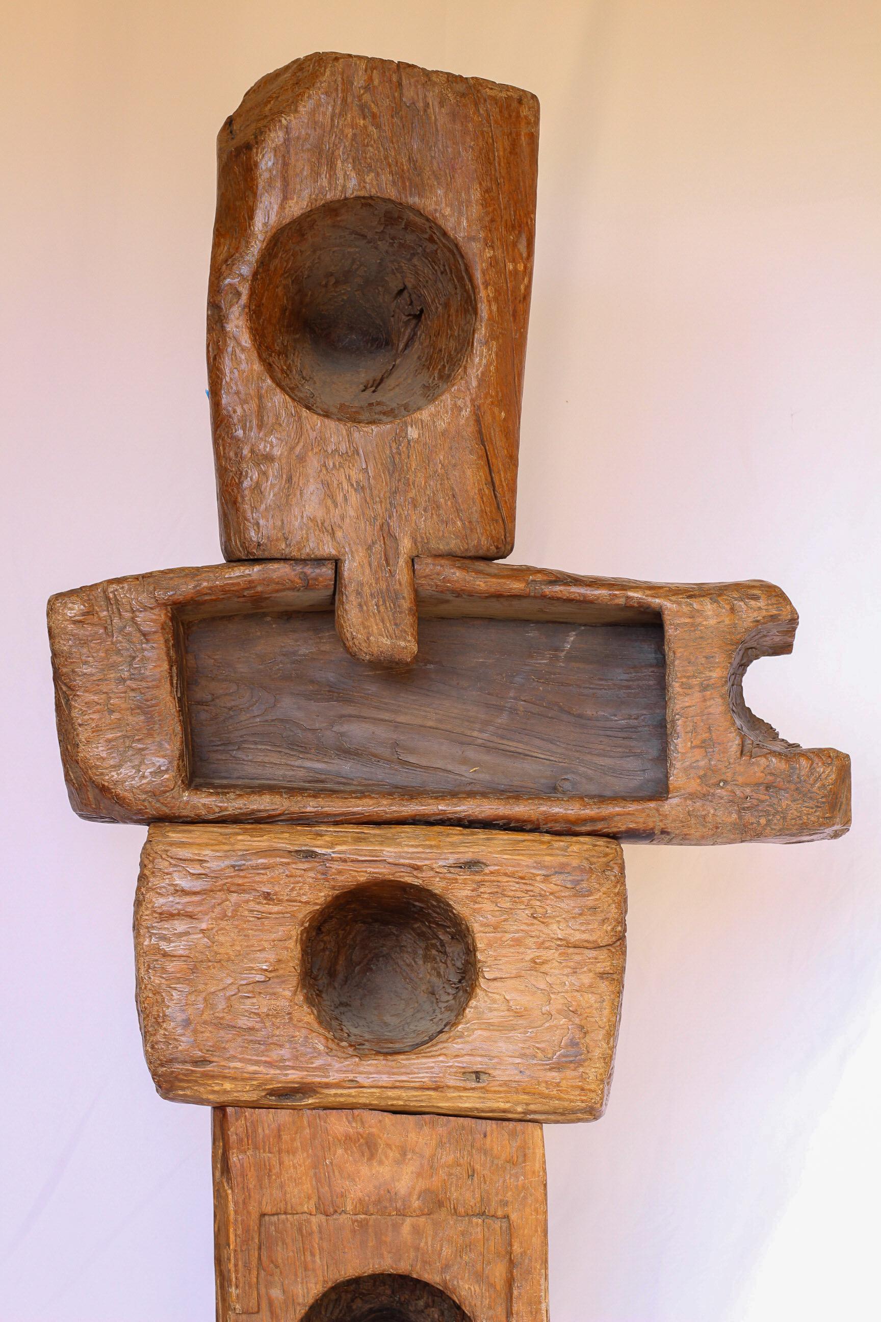 Questi totem in legno intagliati a mano, alti 2 metri, fanno una bella figura. Con una patina naturale e un carattere unico, danno vita a un'atmosfera audace e artistica che si adatta a tutti i tipi di spazi, da un salotto rilassato a un accogliente