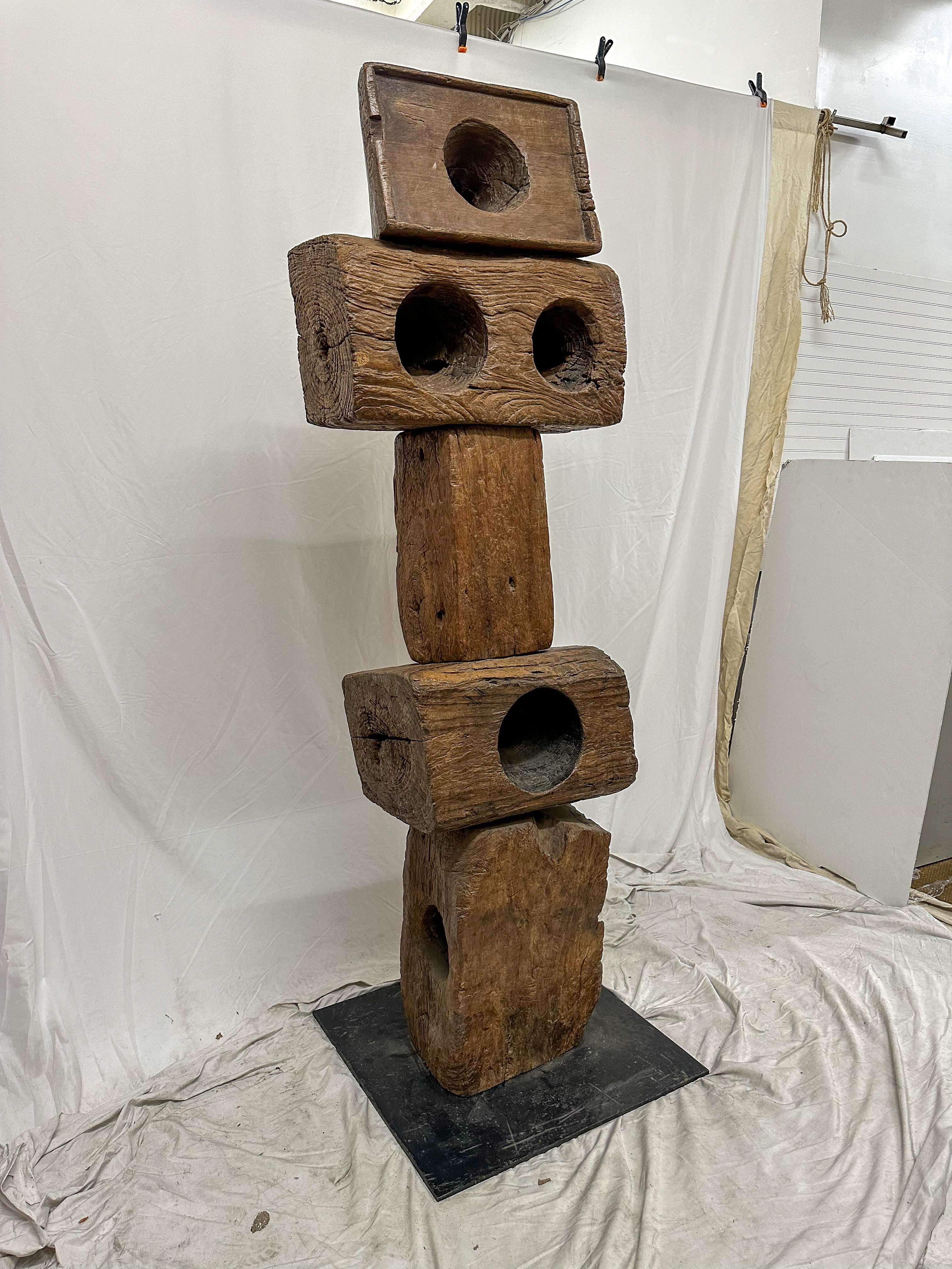 Questi totem in legno intagliati a mano, alti 2 metri, fanno una bella figura. Con una patina naturale e un carattere unico, danno vita a un'atmosfera audace e artistica che si adatta a tutti i tipi di spazi, da un salotto rilassato a un accogliente