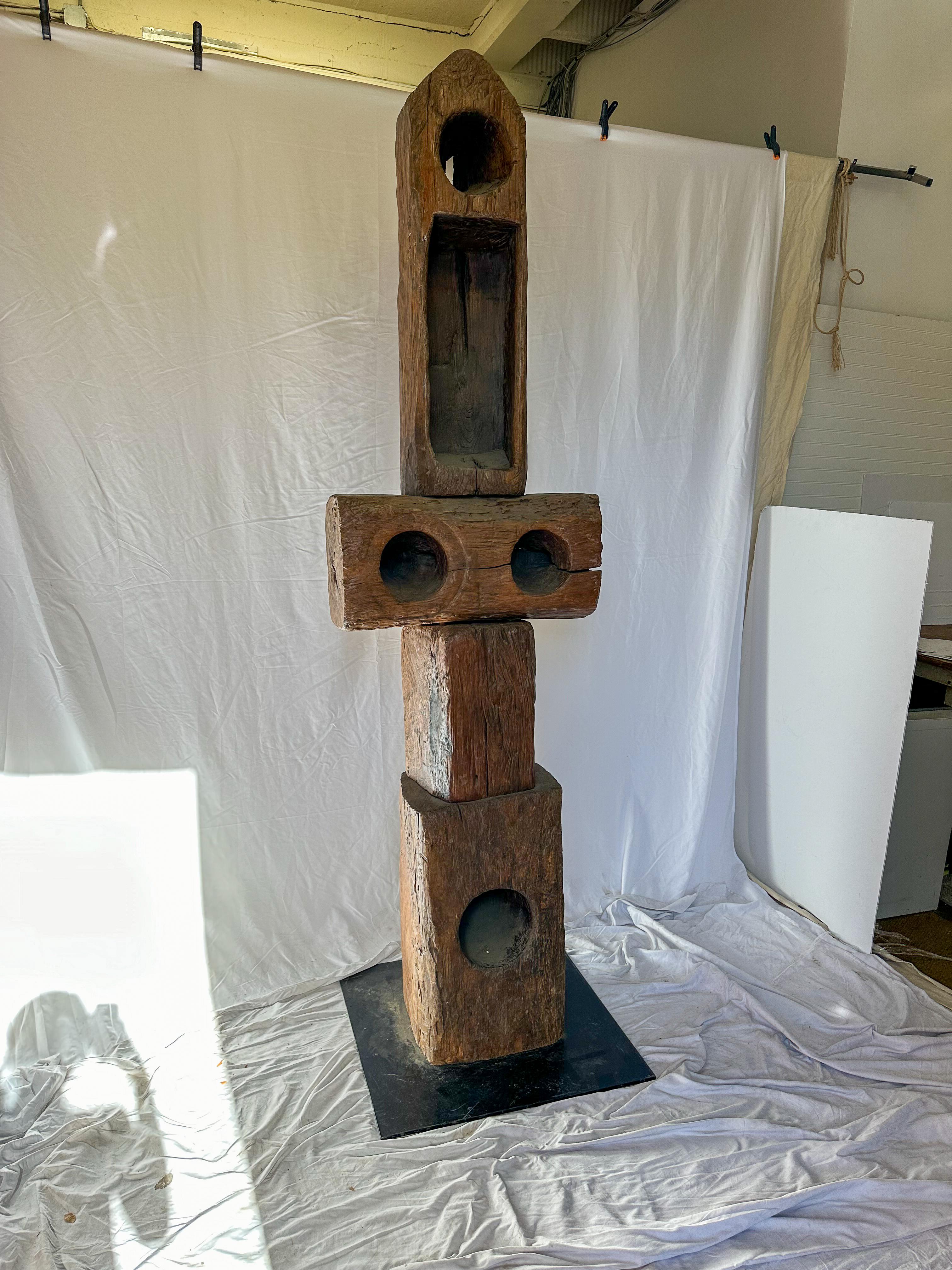 Questi totem in legno intagliati a mano, alti 2 metri, fanno una bella figura. Con una patina naturale e un carattere unico, danno vita a un'atmosfera audace e artistica che si adatta a tutti i tipi di spazi, da un salotto rilassato a un accogliente