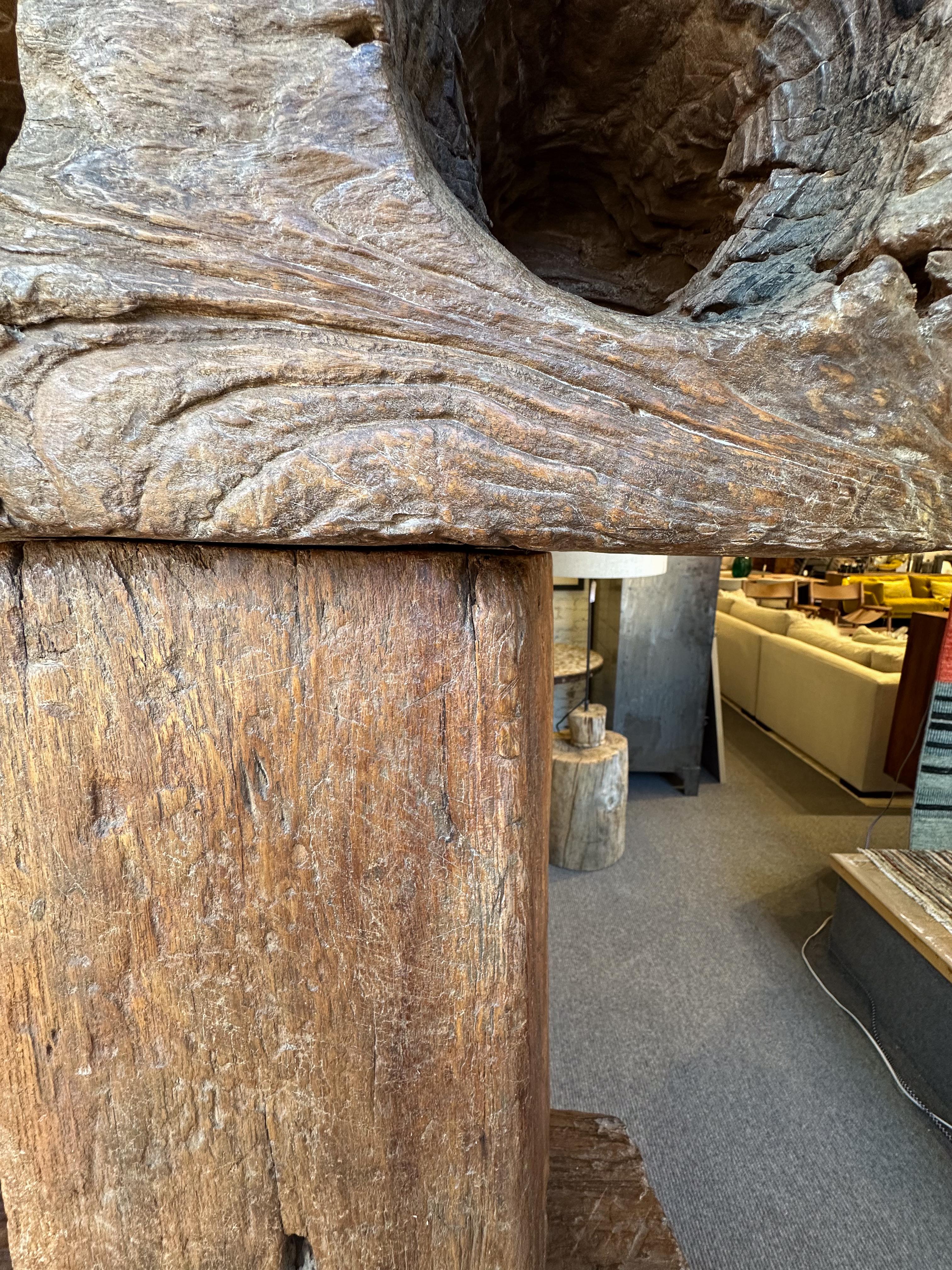 Intagliato a mano Totem in legno e acciaio in vendita