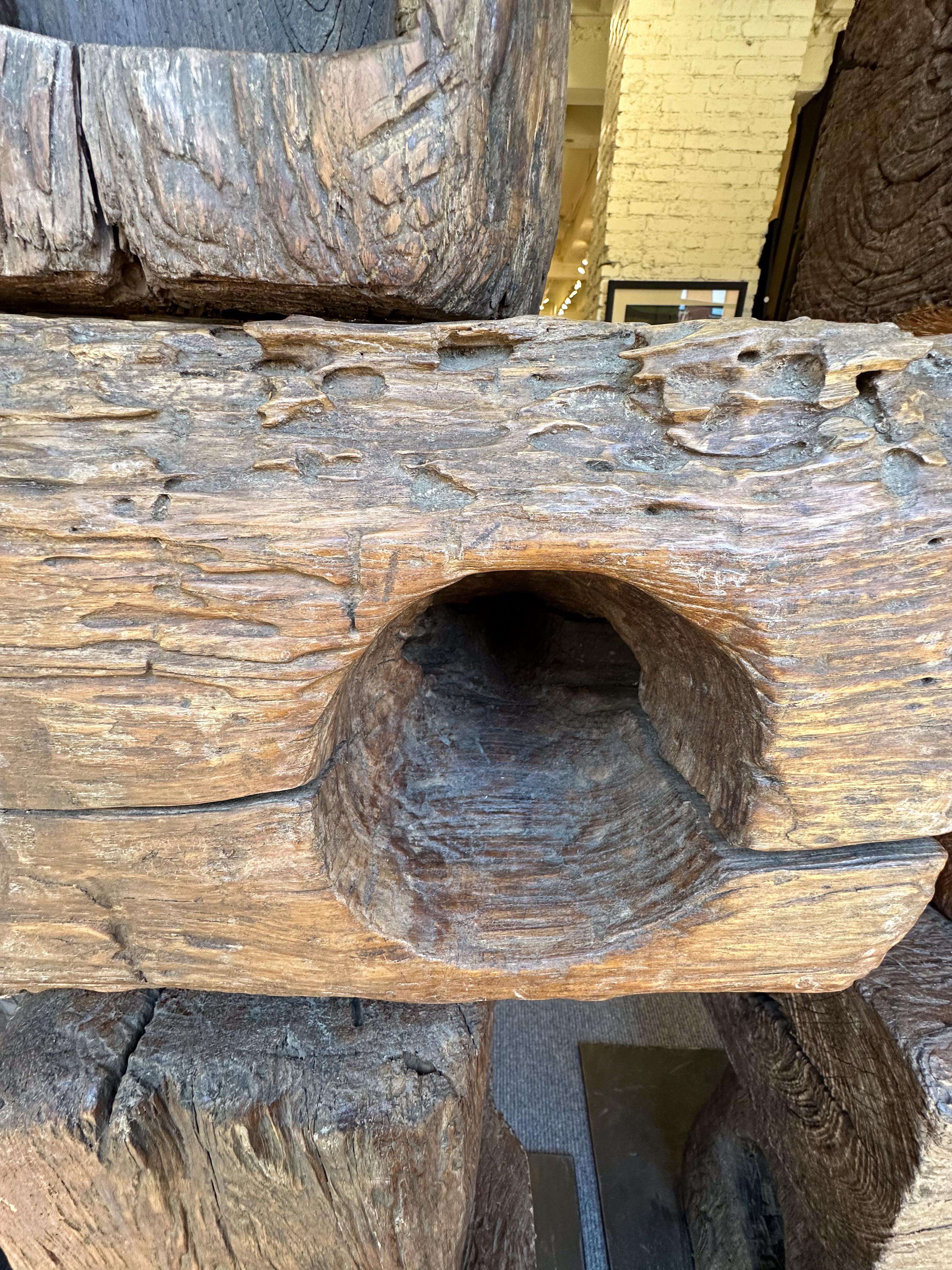 Intagliato a mano Totem in legno e acciaio in vendita