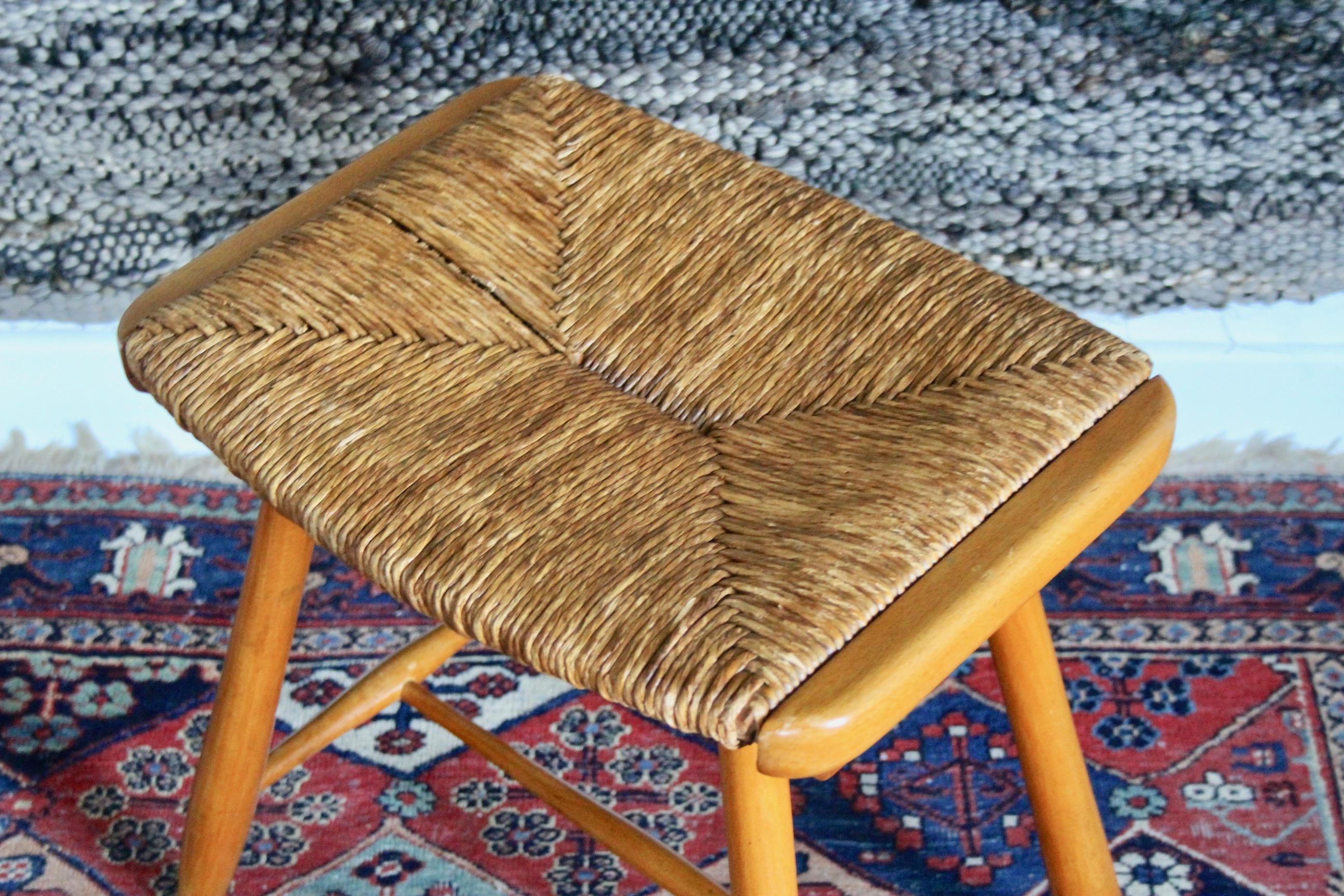 Wood and straw stool In Good Condition For Sale In grand Lancy, CH