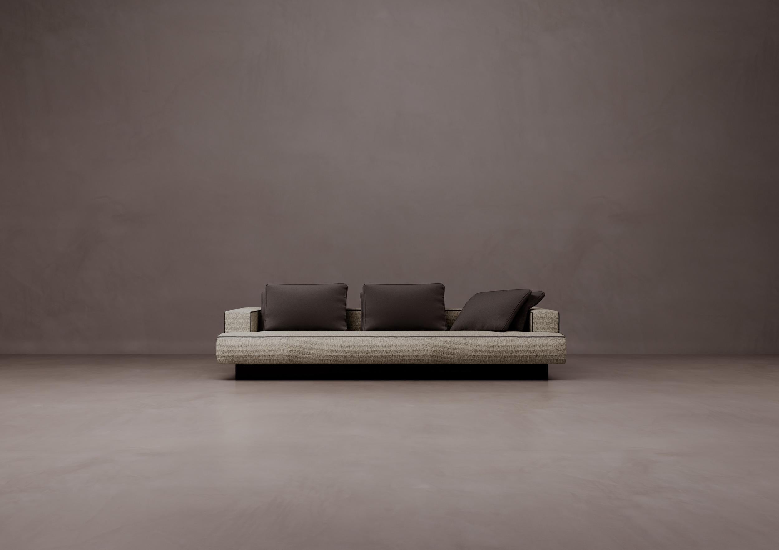 Meganta Sofa aus Holz und mit Polsterung von Dainelli Studio Atelier A
Abmessungen: B 110 x T 290 x H 98 cm
MATERIALIEN: Sperrholz, Holz, Polstermöbel. 

Sofa mit einem mehrschichtigen Holzgestell, das mit einem glänzend schwarz gebeizten