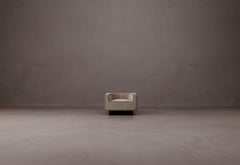 Sillón Panteón de madera y tapizado de Dainelli Studio Atelier