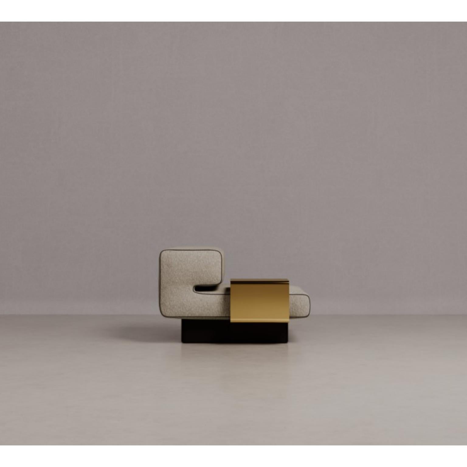 Proper Sessel aus Holz und Polsterung von Dainelli Studio Atelier A
Abmessungen: B 100 x T 100 x H 65 cm
MATERIALIEN: Holz, Polstermöbel. 

Sessel mit Massivholz und mehrschichtiger Struktur, gepolstert. Der Sockel ist aus schwarz gebeiztem MDF mit