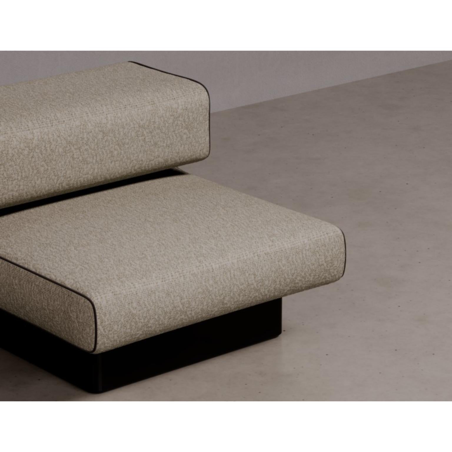 Proper Sessel aus Holz und Polsterung von Dainelli Studio Atelier A (Postmoderne) im Angebot