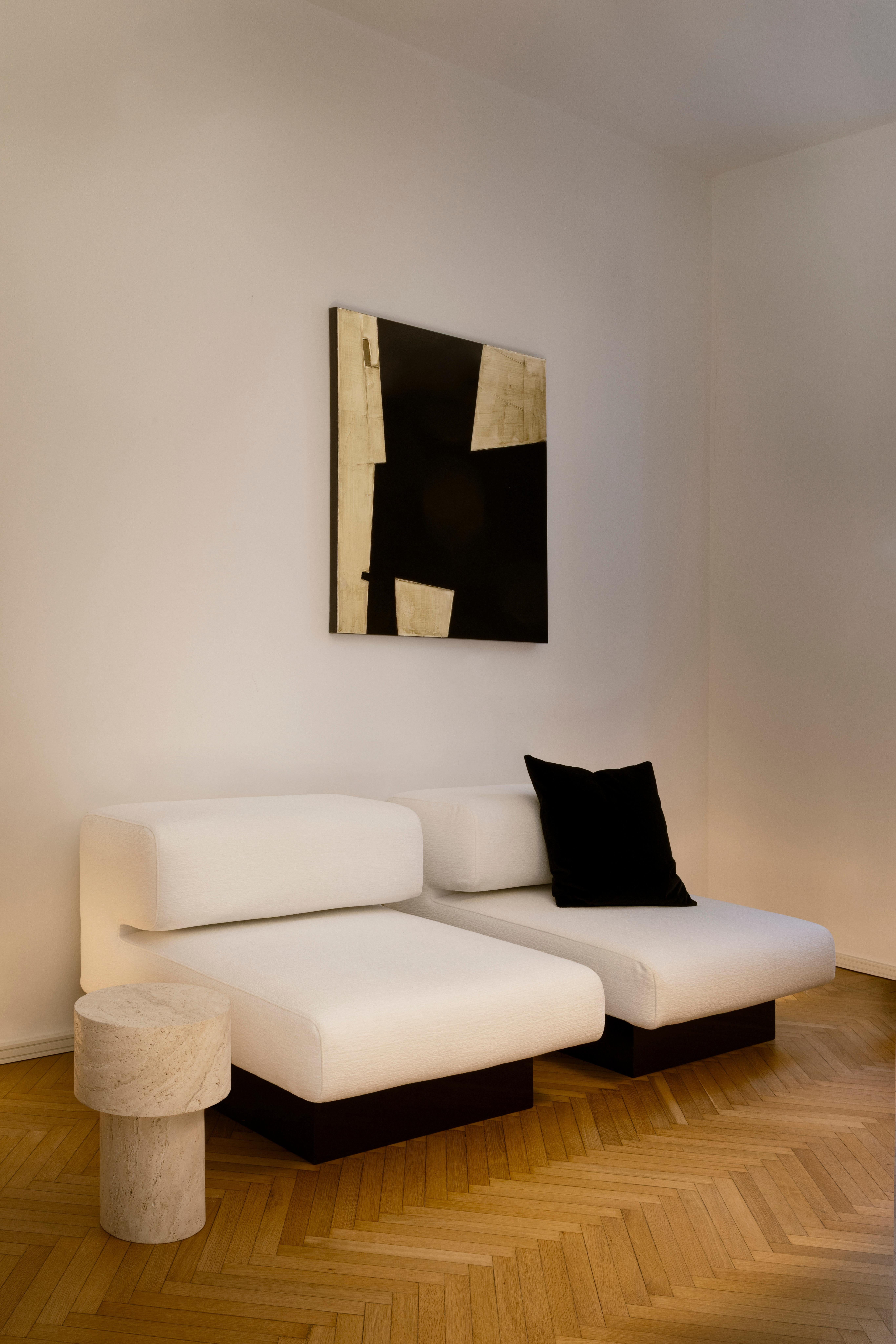 Proper Sessel aus Holz und Polsterung von Dainelli Studio Atelier A (21. Jahrhundert und zeitgenössisch) im Angebot