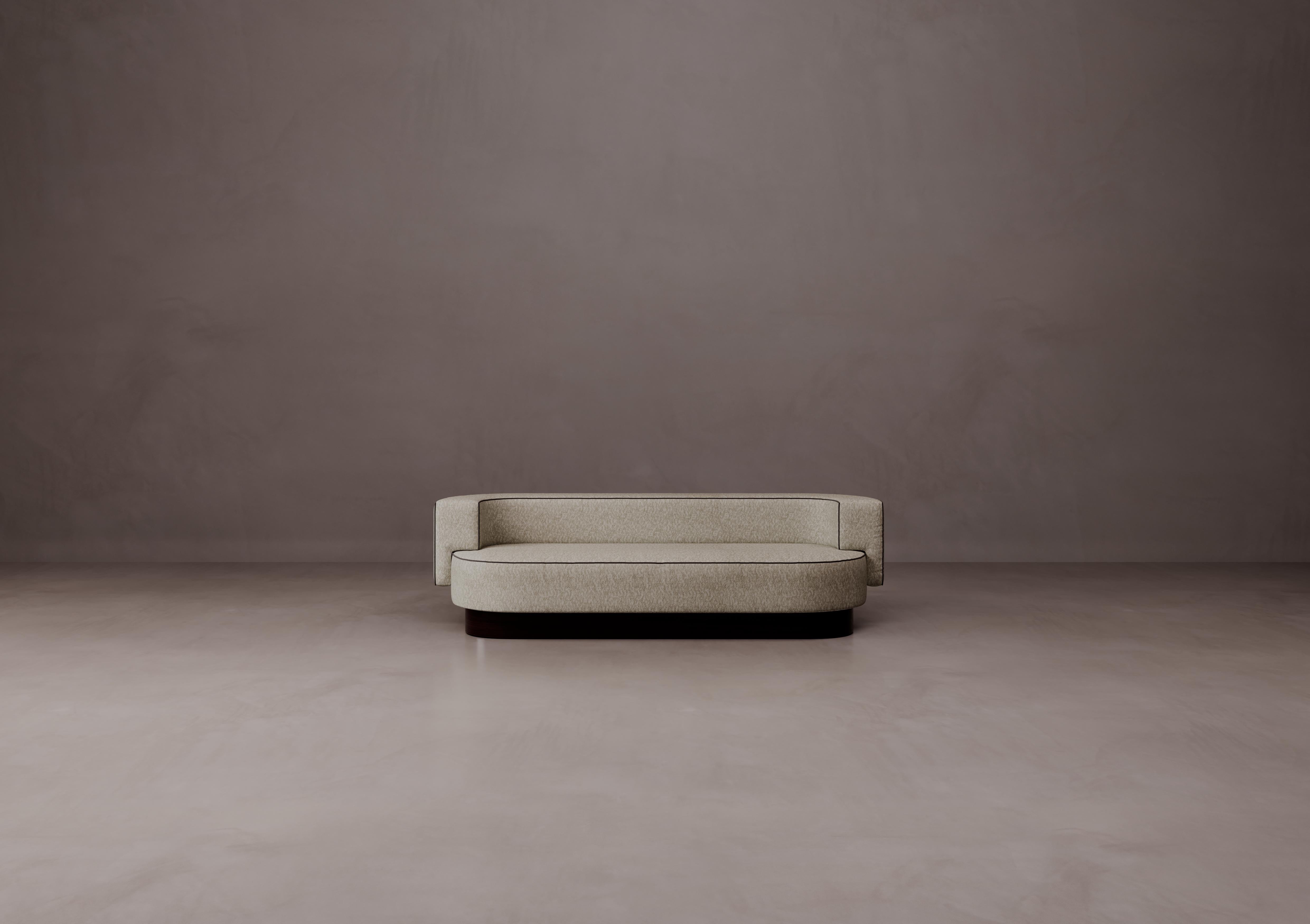 Divano Romeo in legno e imbottito di Dainelli Studio Atelier A
Dimensioni: L 230 x P 85 x H 62 cm
Materiali: Wood, Rivestimento. 

Divano con base in legno multistrato rifinito con un'impiallacciatura in legno Padouk tinto nero lucido. La seduta e