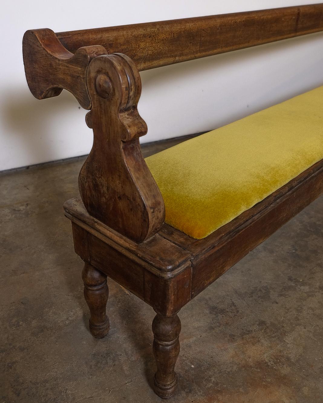 Magnifique banc en bois recouvert de velours jaune. La barre arrière est réversible, ce qui permet une utilisation polyvalente. Provenance : France. 