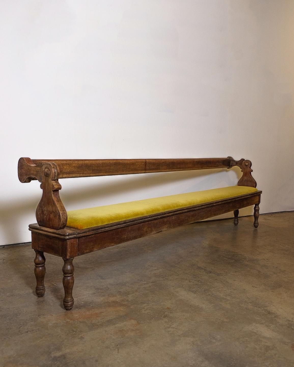 Banc en bois et velours Bon état - En vente à New York, US