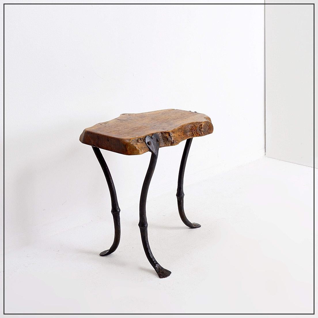 Dreibeiniger Beistelltisch aus Holz und Schmiedeeisen - 1960er Jahre im Angebot 5