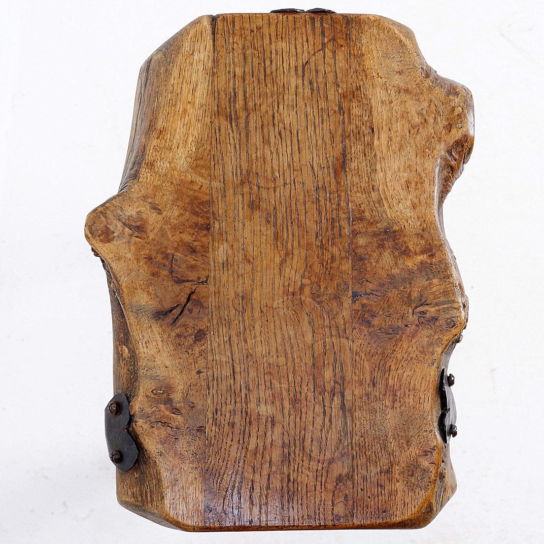 Dreibeiniger Beistelltisch aus Holz und Schmiedeeisen - 1960er Jahre
Rustikal - Wabi Sabi - Brutalistisch
Maße: 41,5x30cm H:45cm 
MATERIALIEN : Holz - Eisen 