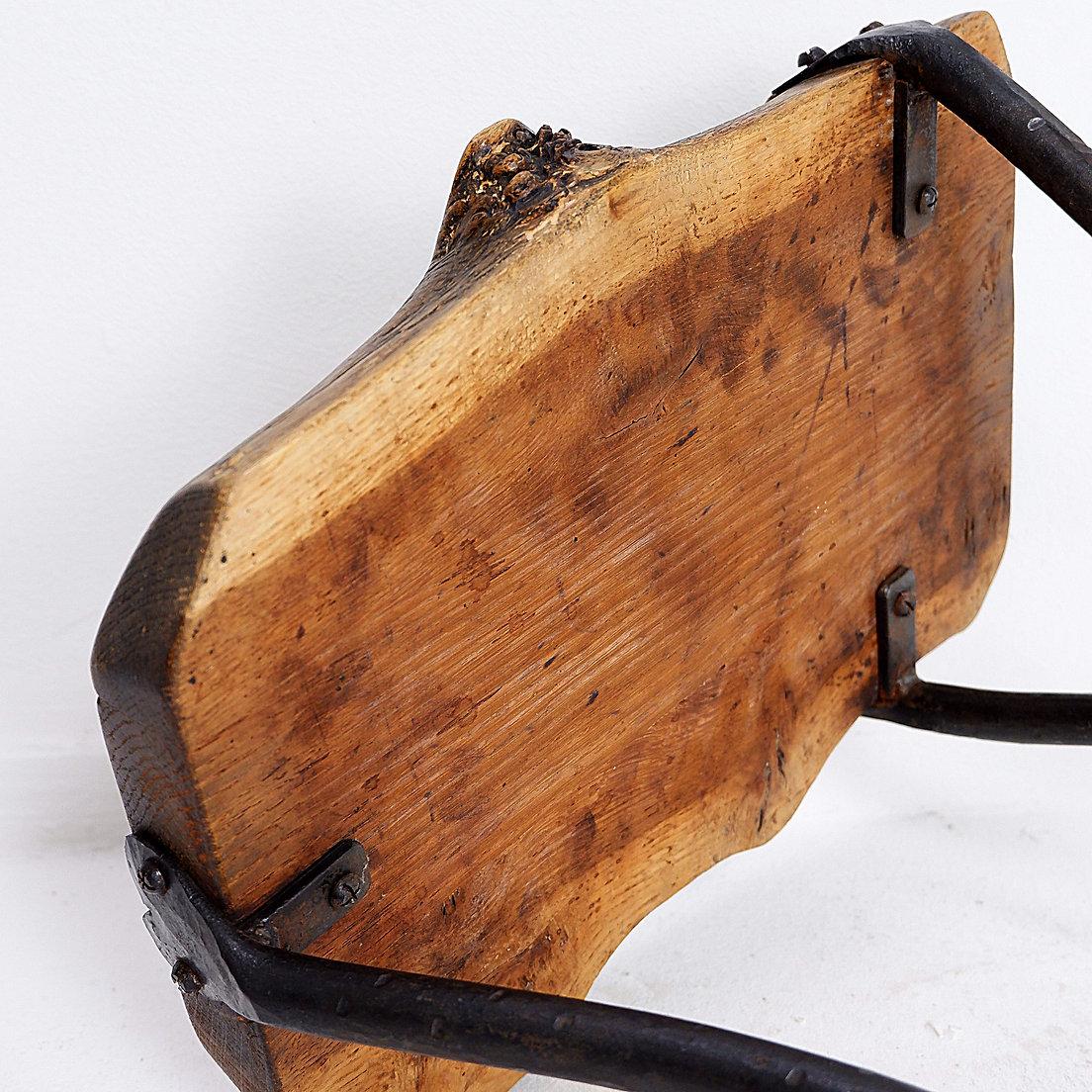 Dreibeiniger Beistelltisch aus Holz und Schmiedeeisen - 1960er Jahre (Brutalismus) im Angebot
