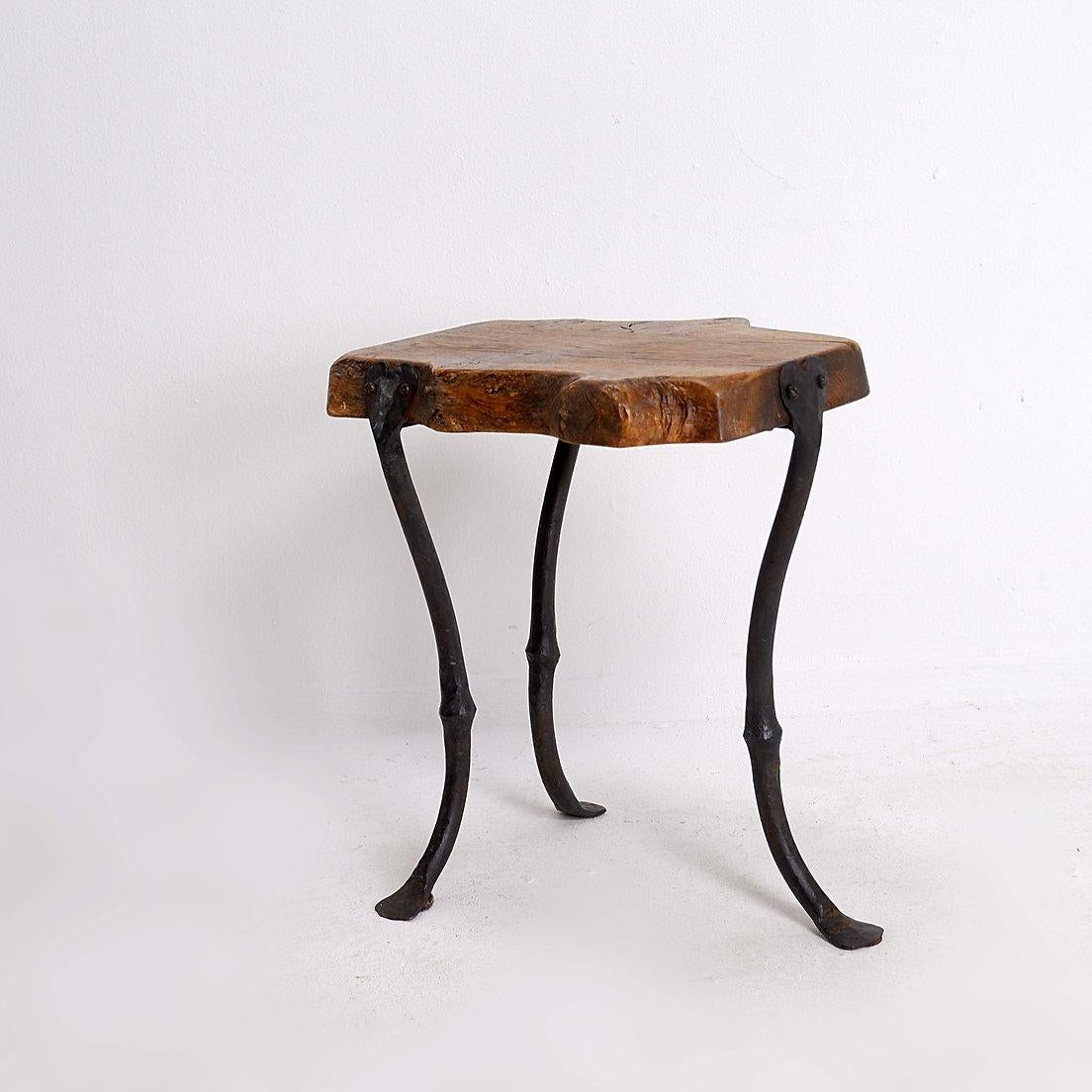 Dreibeiniger Beistelltisch aus Holz und Schmiedeeisen - 1960er Jahre im Angebot 1
