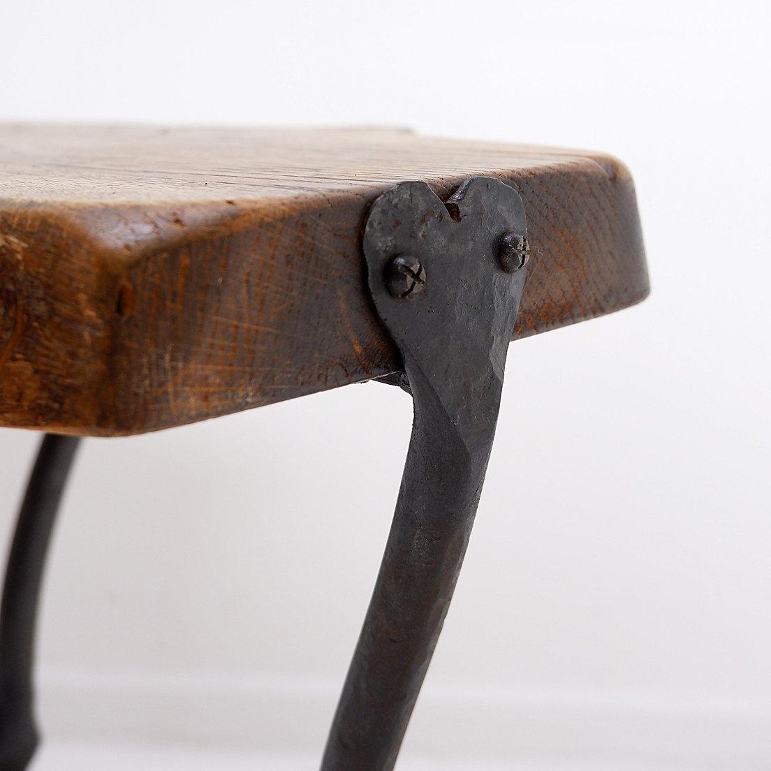 Dreibeiniger Beistelltisch aus Holz und Schmiedeeisen - 1960er Jahre im Angebot 2