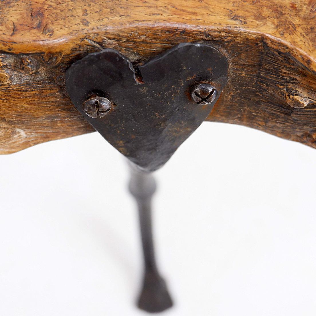 Dreibeiniger Beistelltisch aus Holz und Schmiedeeisen - 1960er Jahre im Angebot 3