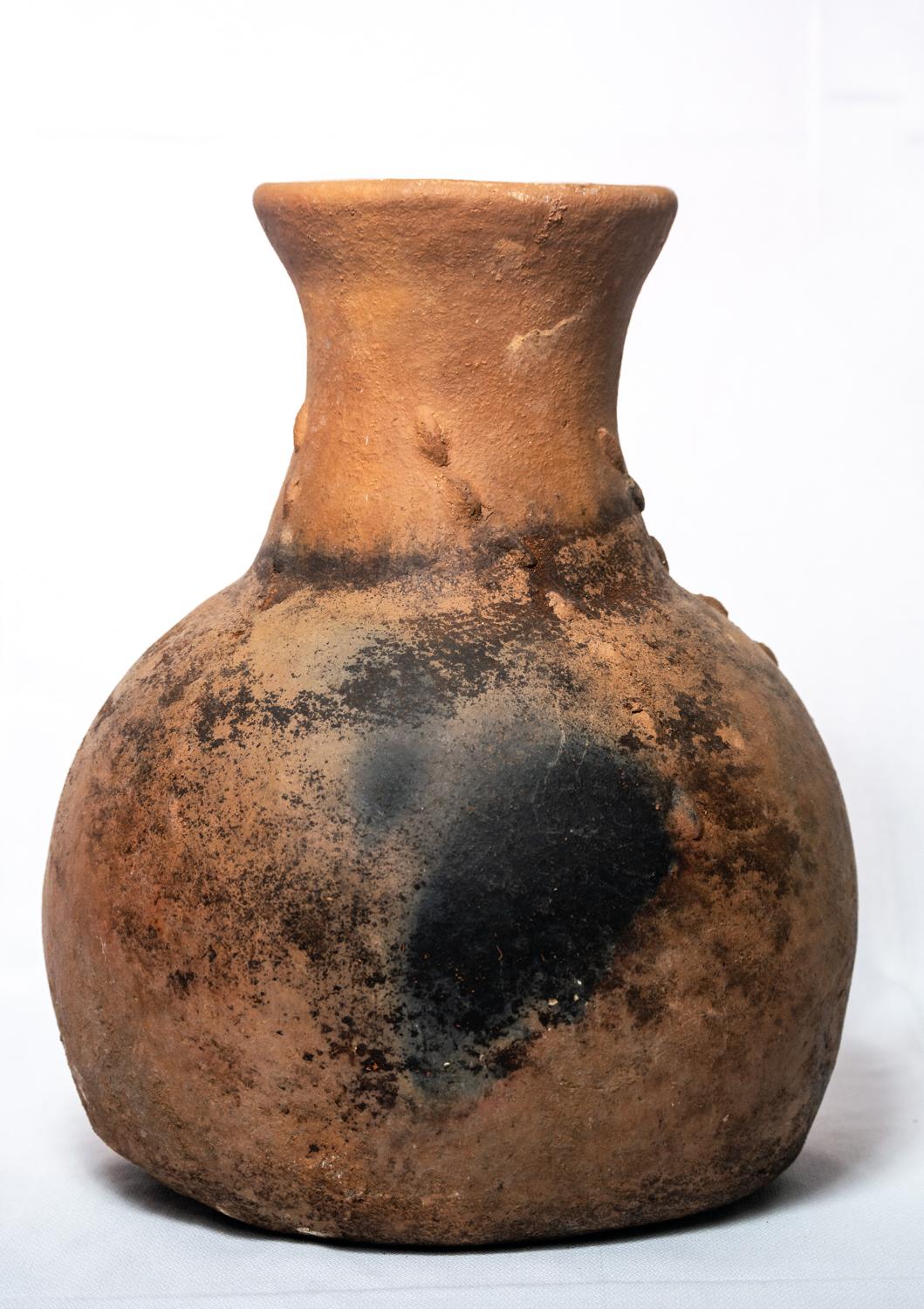 Immergiti nella bellezza senza tempo del nostro vaso Wood-Ash Fired Clay, un vero capolavoro realizzato a mano con argilla di provenienza locale. Ogni vaso è modellato e cotto meticolosamente con il metodo tradizionale della cenere di legna, che