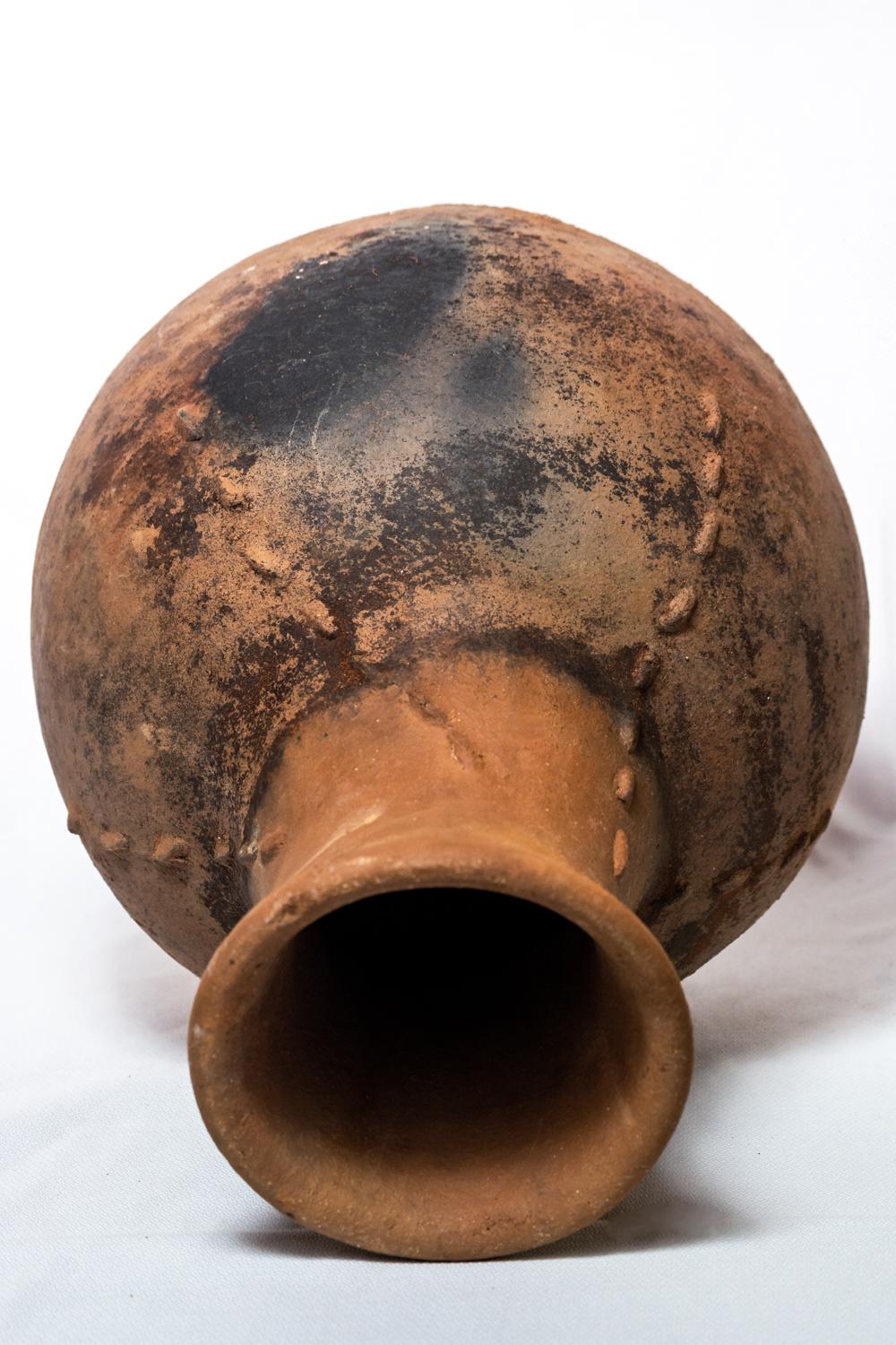 Vaso in argilla cotta Wood-Ash - Realizzato con argilla locale In condizioni buone in vendita a Jersey City, NJ