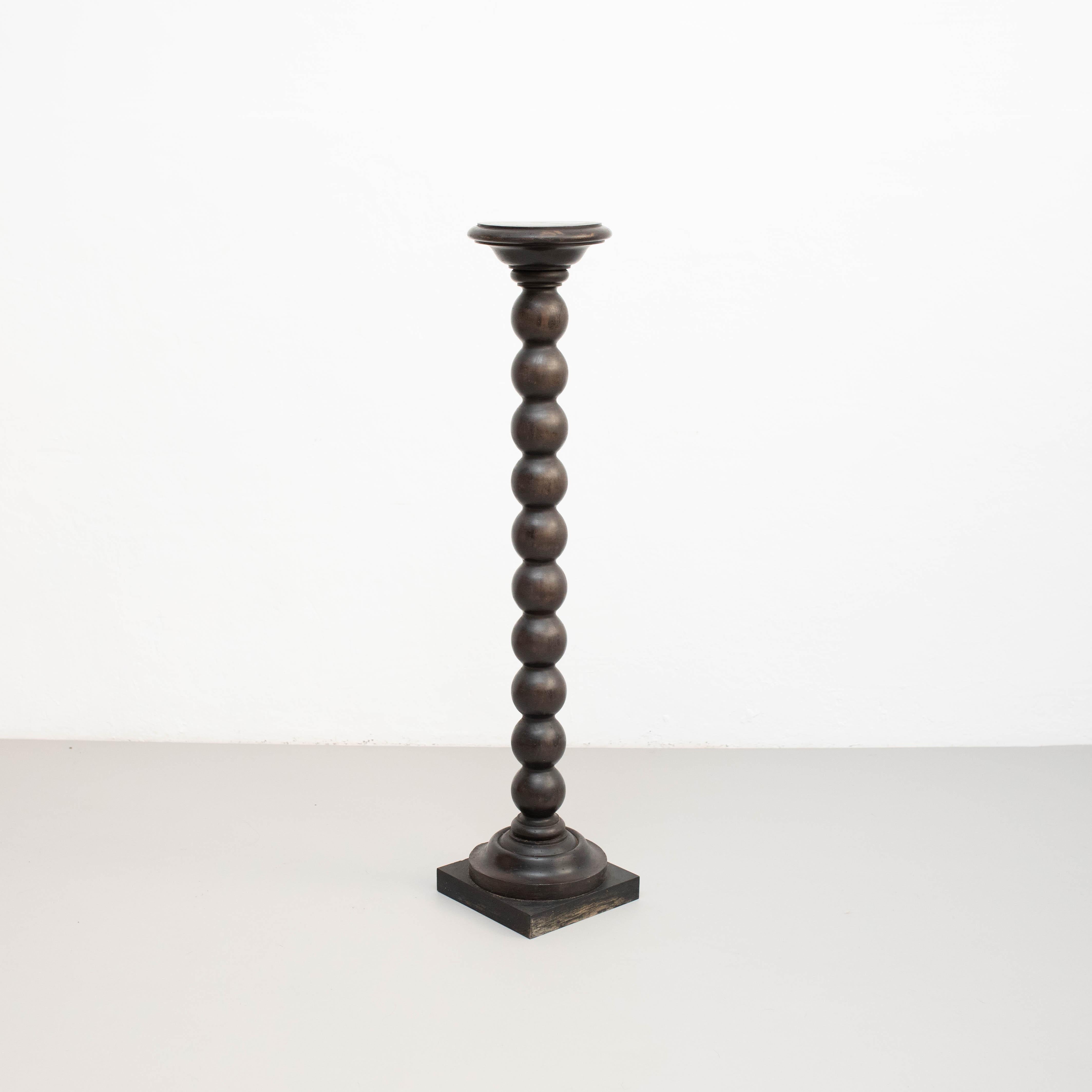 Base en bois, vers 1950,  Fabriqué en Espagne.    En bon état d'origine, avec une usure mineure conforme à l'âge et à l'usage, préservant une belle patine.    Vase non inclus.    Matériau :  Bois    Dimensions :  H 123cm  L 27cm  D 27cm.      