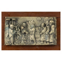 Holzsockel mit Messingrelief, frühes 20. Jahrhundert