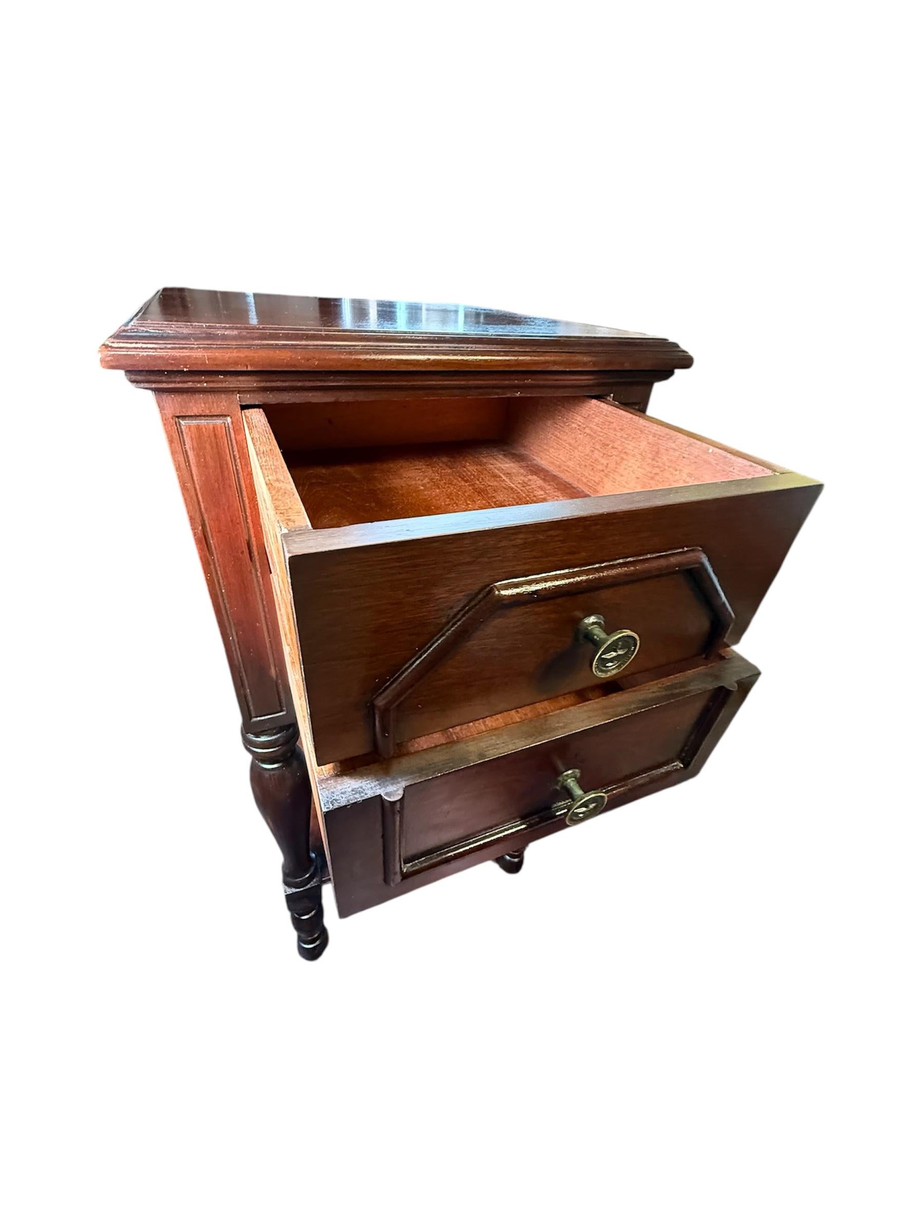 American Colonial Style Wood Bedside/Nightstand Table In Good Condition For Sale In Guaynabo, PR