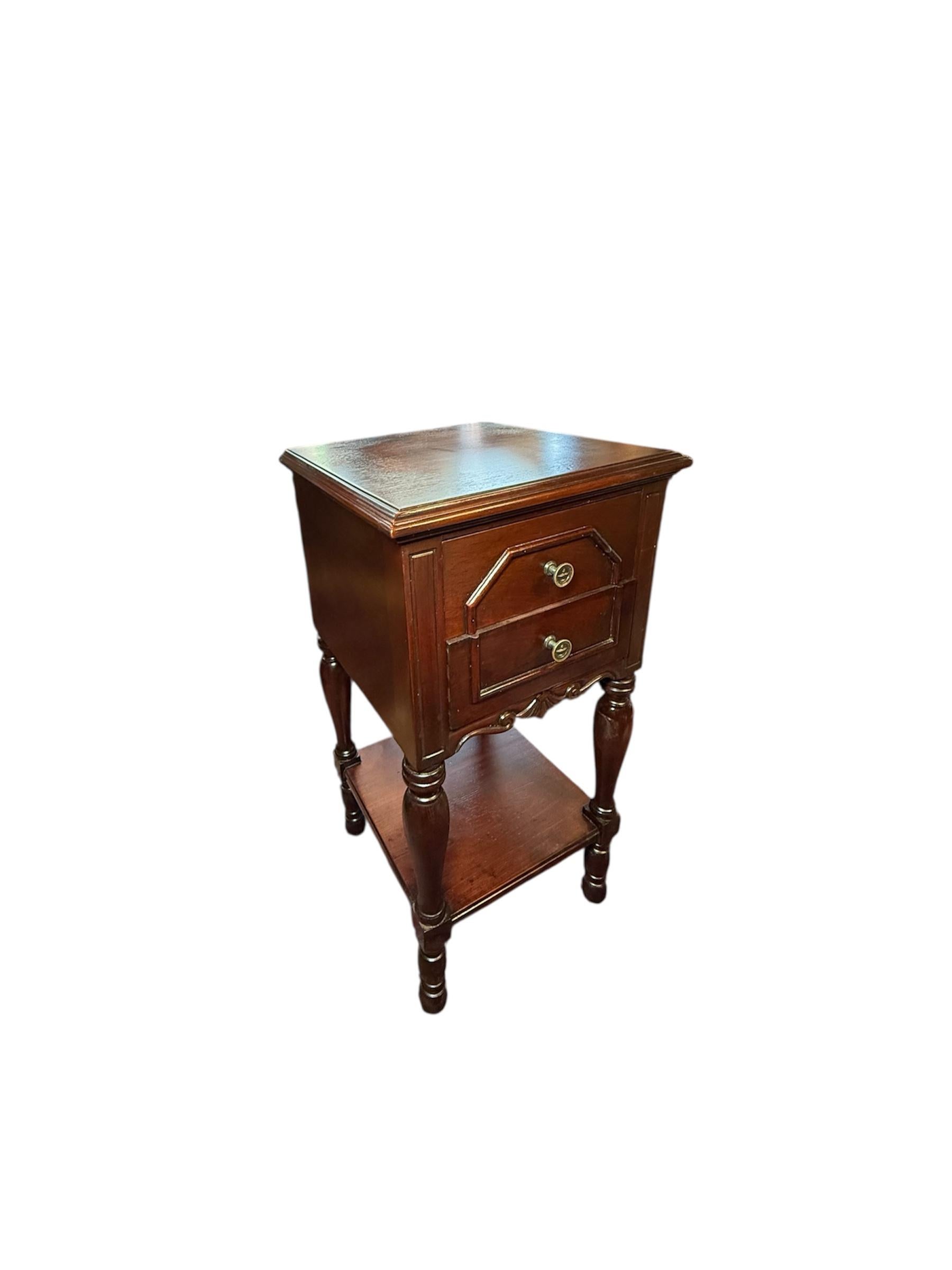 20th Century American Colonial Style Wood Bedside/Nightstand Table For Sale