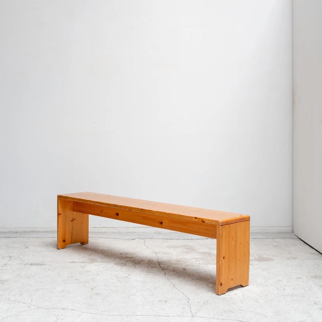 A pine bench from Savoie. This piece embodies the architectural spirit of Les Arcs, where simple alpine materials meet refined modernist sensibility.