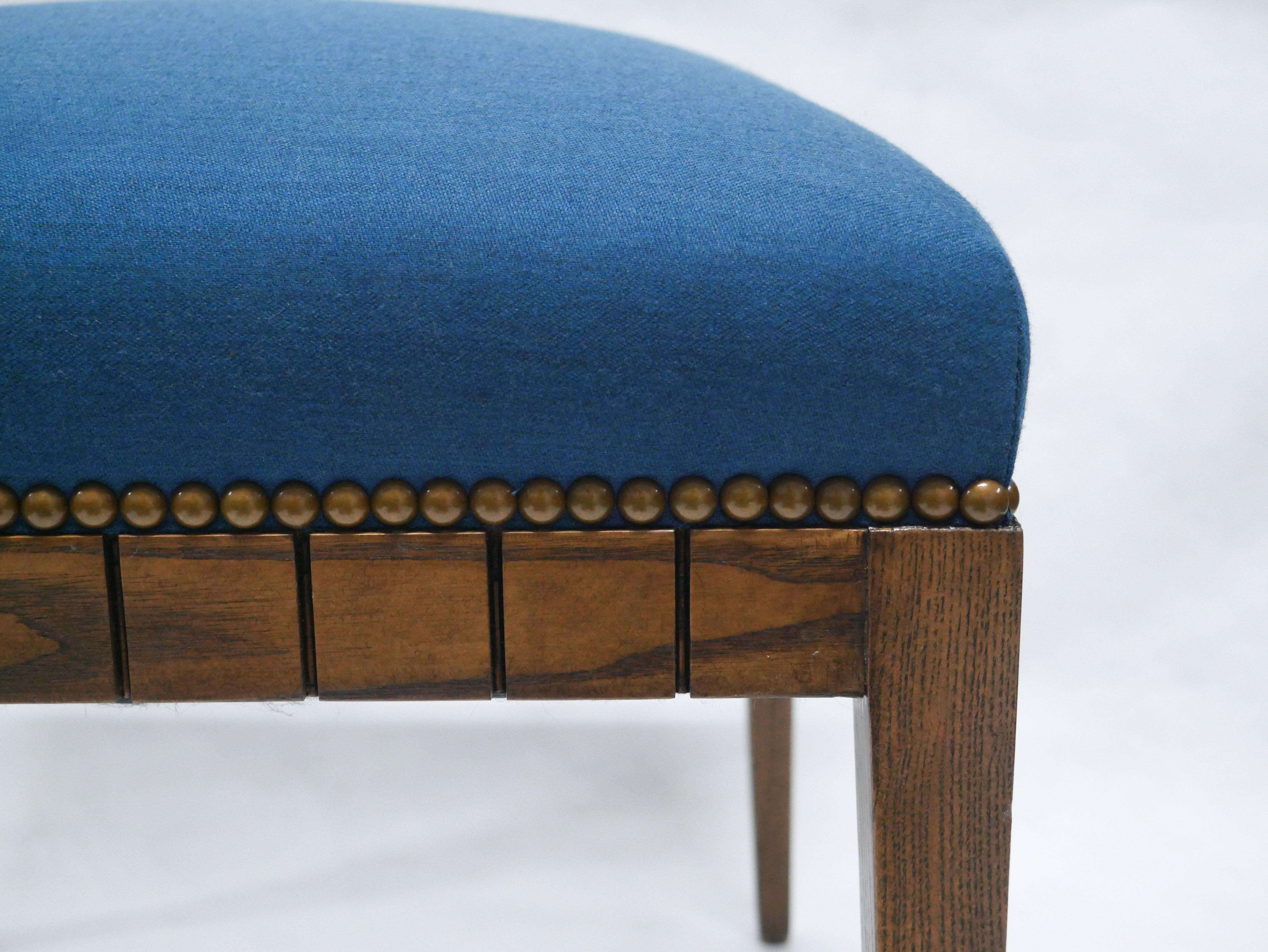 Classique américain Banc en Wood avec assise solide et détails sculptés à la main sur le cadre en vente