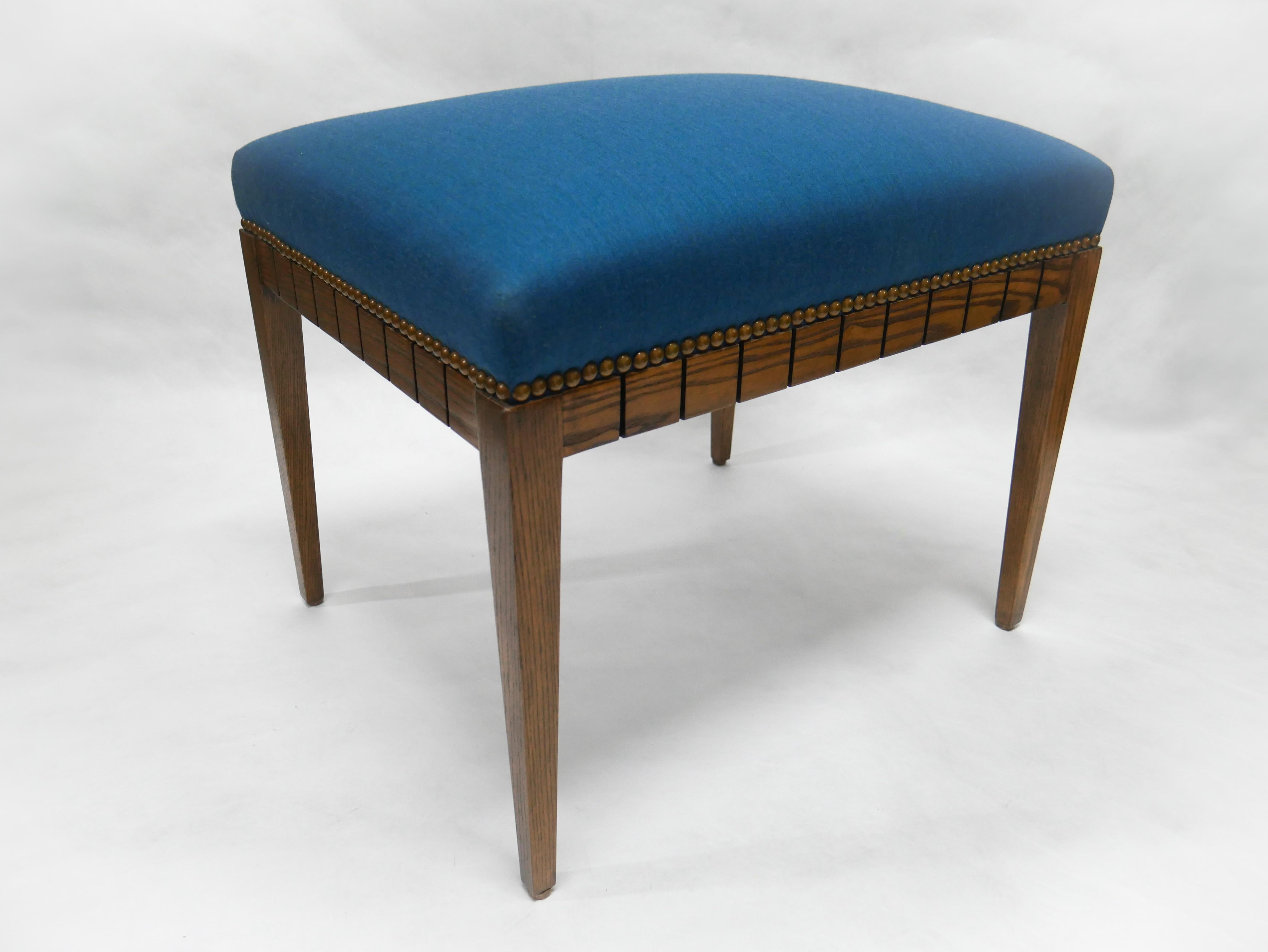 Américain Banc en Wood avec assise solide et détails sculptés à la main sur le cadre en vente