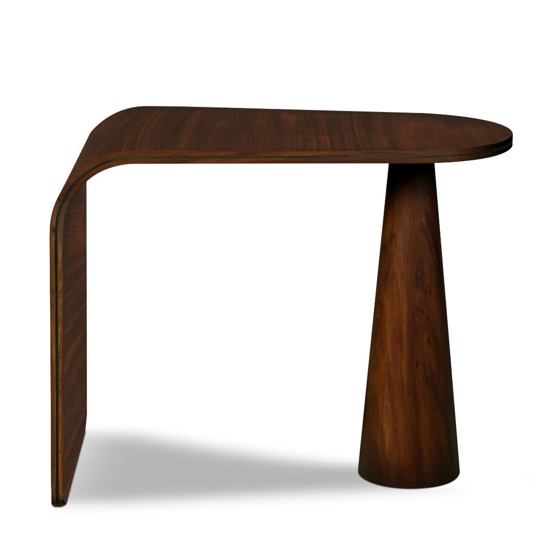 Cette table de lampe moderne est un régal pour les yeux. Il a une base conique et le plateau de la table s'étend jusqu'au sol avec une courbe douce vers le bas. Détail subtil et élégant, le bord de la couverture est incrusté de métal.
