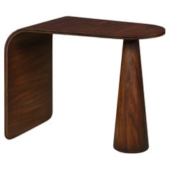Biella-Tisch aus Holz: konischer Sockel und eine Tischplatte, die sich mit einer Kurve auf den Boden erstreckt.