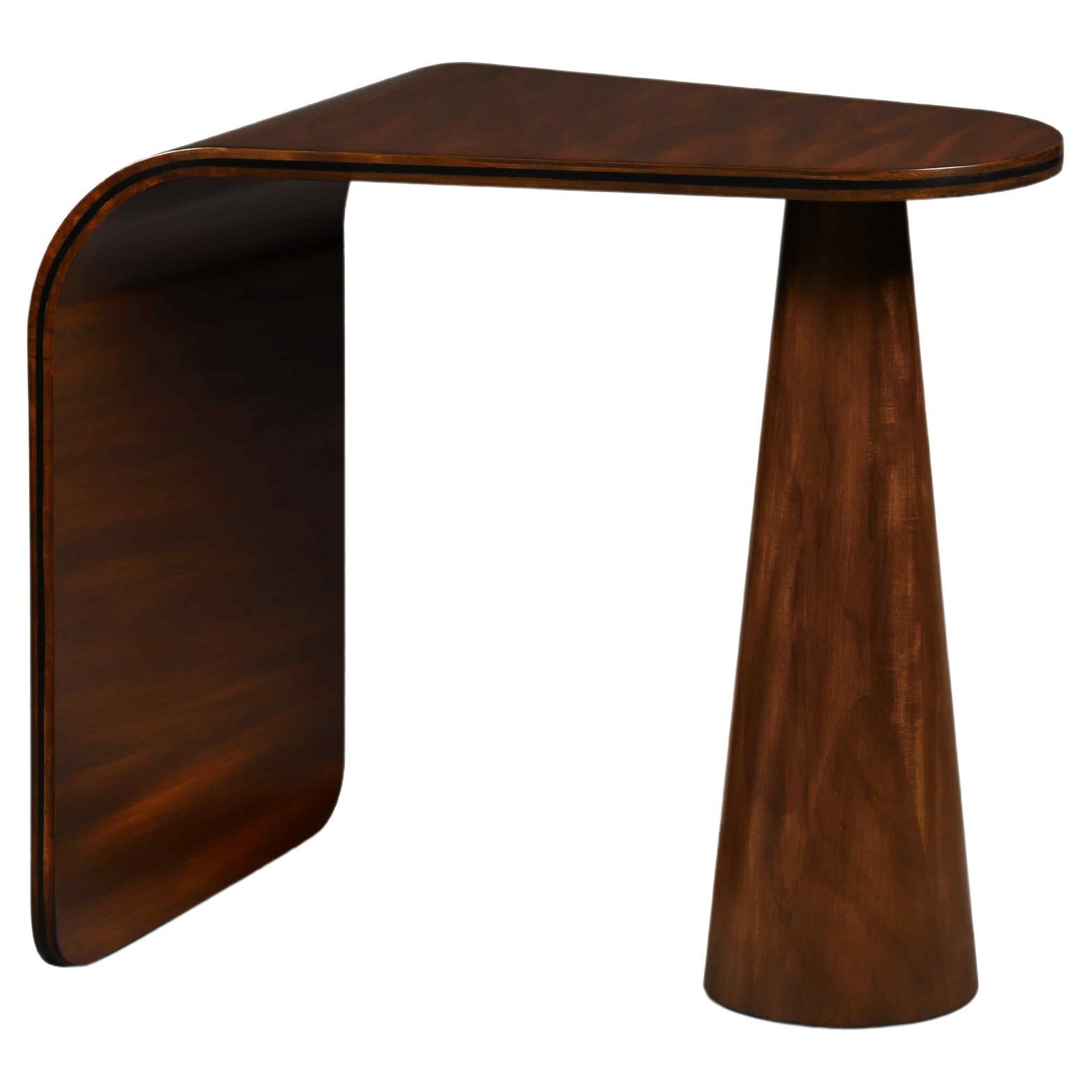 Mesa Biella de madera: base cónica y su tablero se extiende hasta el suelo con una curva.