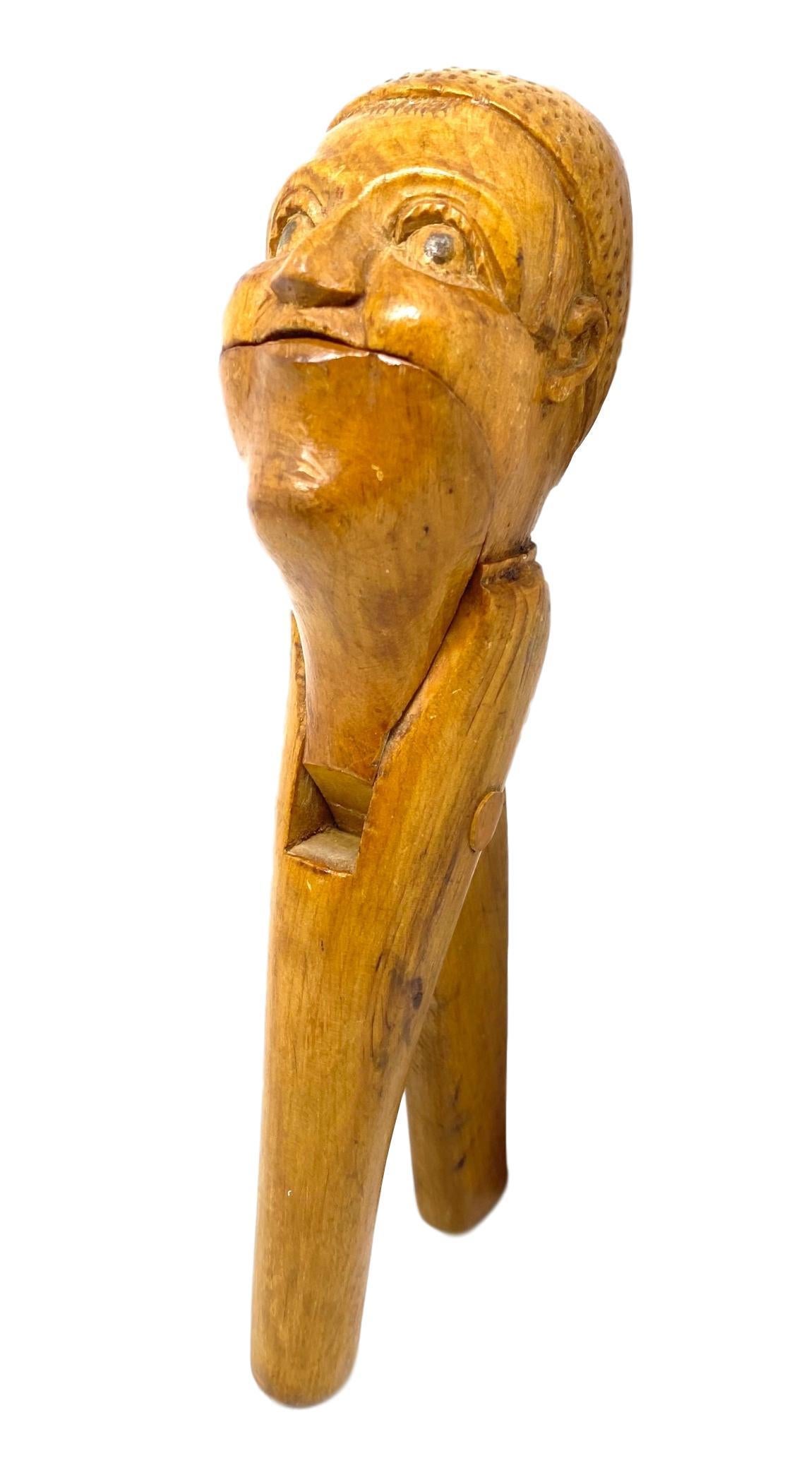 Casse-noisette classique du début des années 1900 en bois sculpté de la Forêt-Noire de Brienz en forme de gnome. Une belle addition à votre chambre ou simplement pour l'utiliser sur votre bureau.