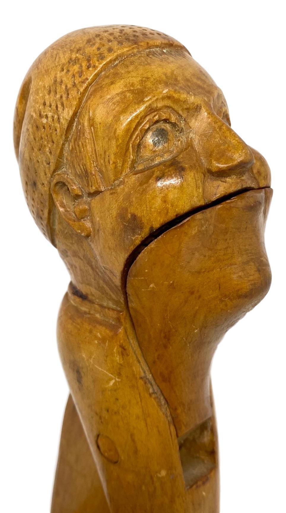 Wood Black Forest Brienz geschnitzt Figural Gnome Nussknacker Deutsch Antike, 1900s im Zustand „Gut“ im Angebot in Nuernberg, DE