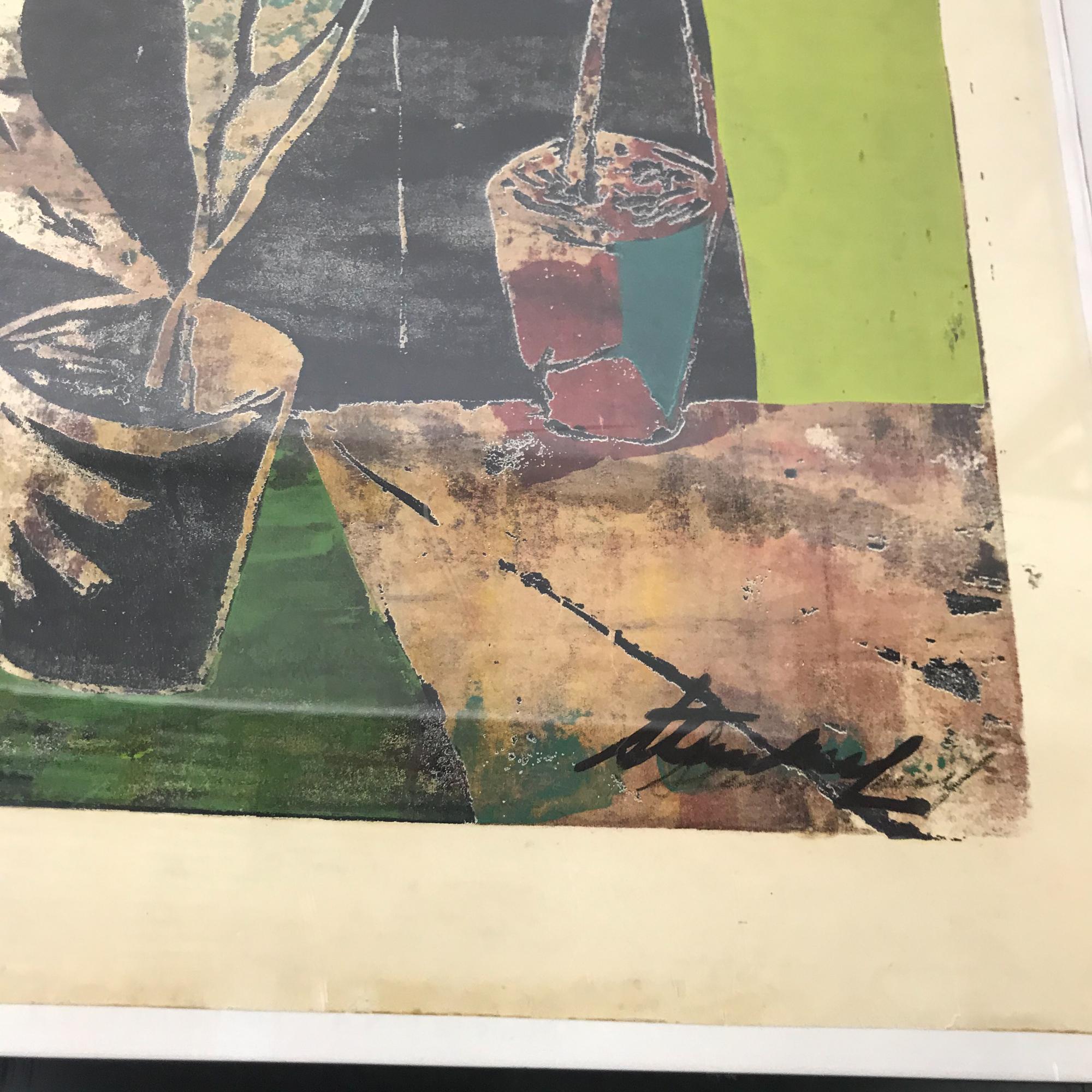 Für Ihre Betrachtung ein Wandbild in rechteckiger Form. Die Kunst hat eine abstrakte kubistische Technik. Es scheint ein Holzblock oder eine Lithographie zu sein. 
Die vorherrschende Farbe sind Grün- und Schwarztöne. 
Das Stillleben zeigt eine Frau