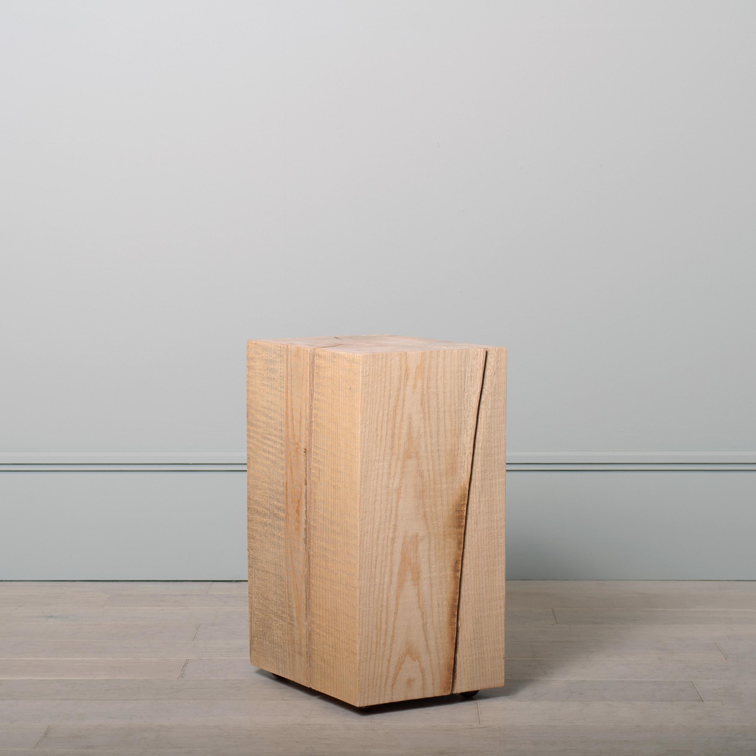 Holzblock-Beistelltisch, massive Esche, Messingfüße 5