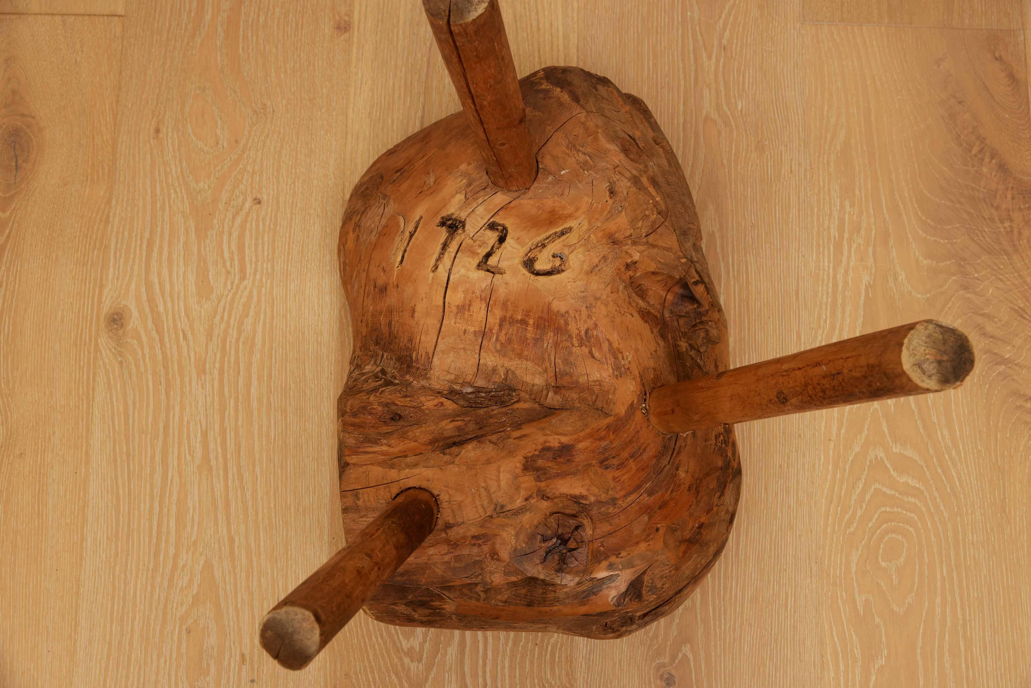 Primitiver Holzblockhocker aus Norwegen, 18.
Ein einzigartiges Meisterwerk, das in den ruhigen Landschaften Norwegens entstanden ist. Dieser Hocker verkörpert die Essenz nordischer Handwerkskunst und bringt einen Hauch von rustikaler Eleganz in
