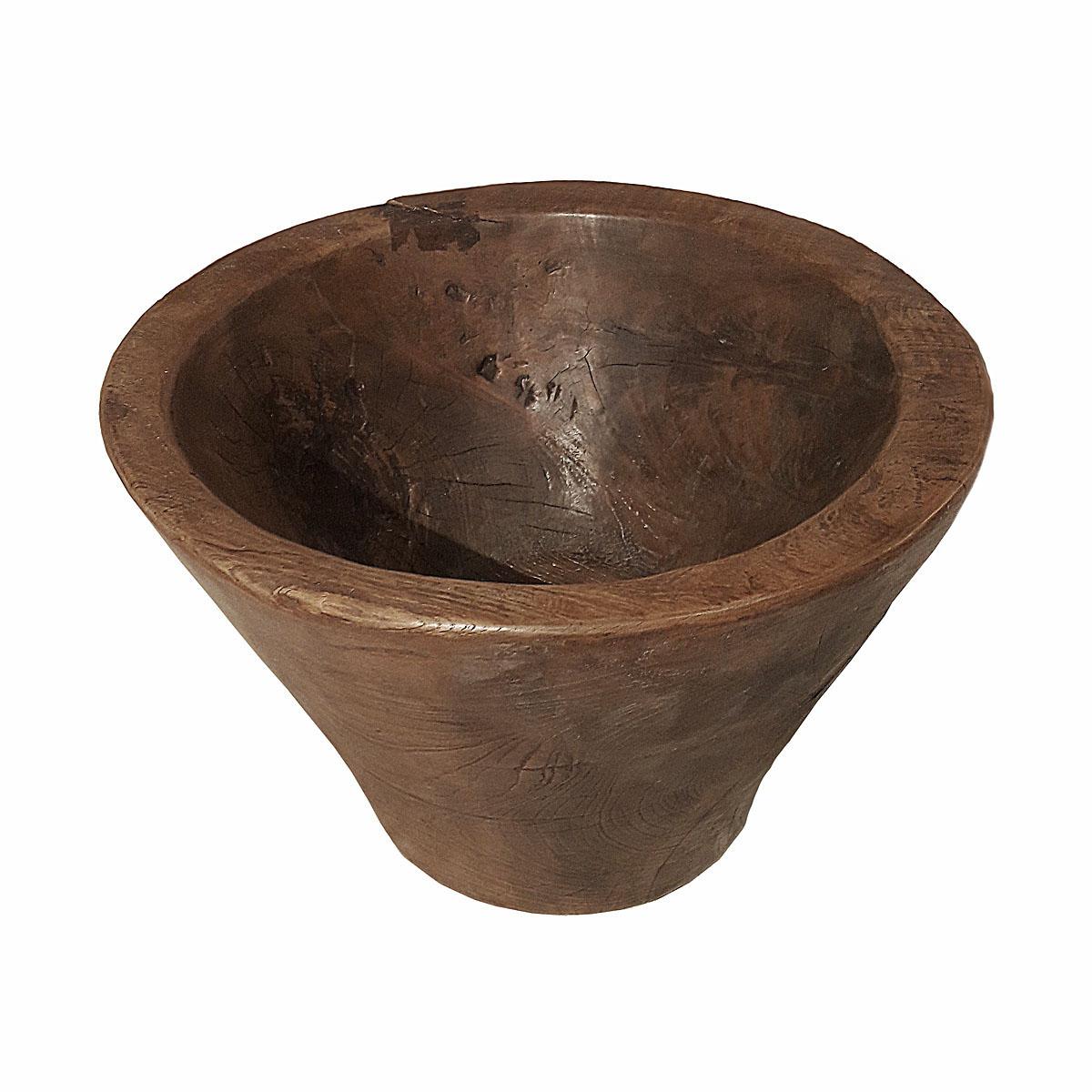 Sculpté à la main Bol / jardinière d'Indonésie, sculpté à la main, milieu du 20e siècle en vente