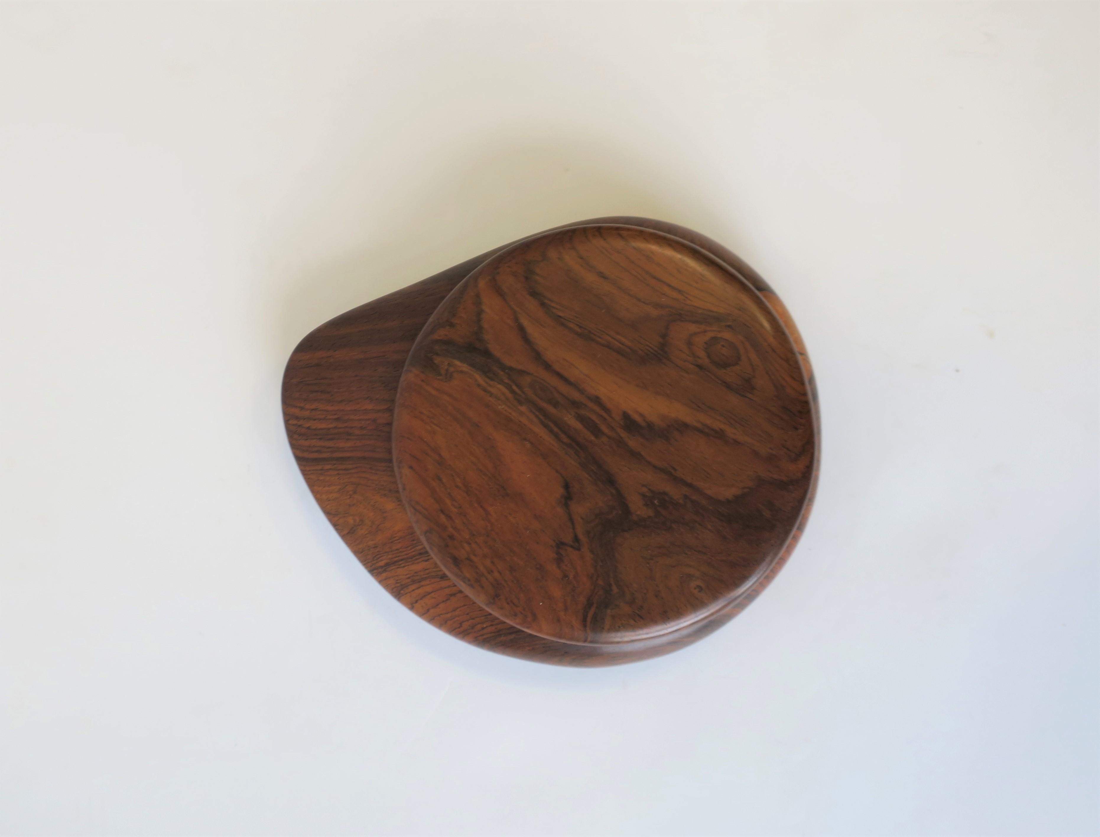 A very beautiful, rich, organic modern or Minimalist style hard wood box. Box can hold jewelry (as demonstrated) or other items for desk, vanity, dresser, etc. 

Piece measures: 5.75
