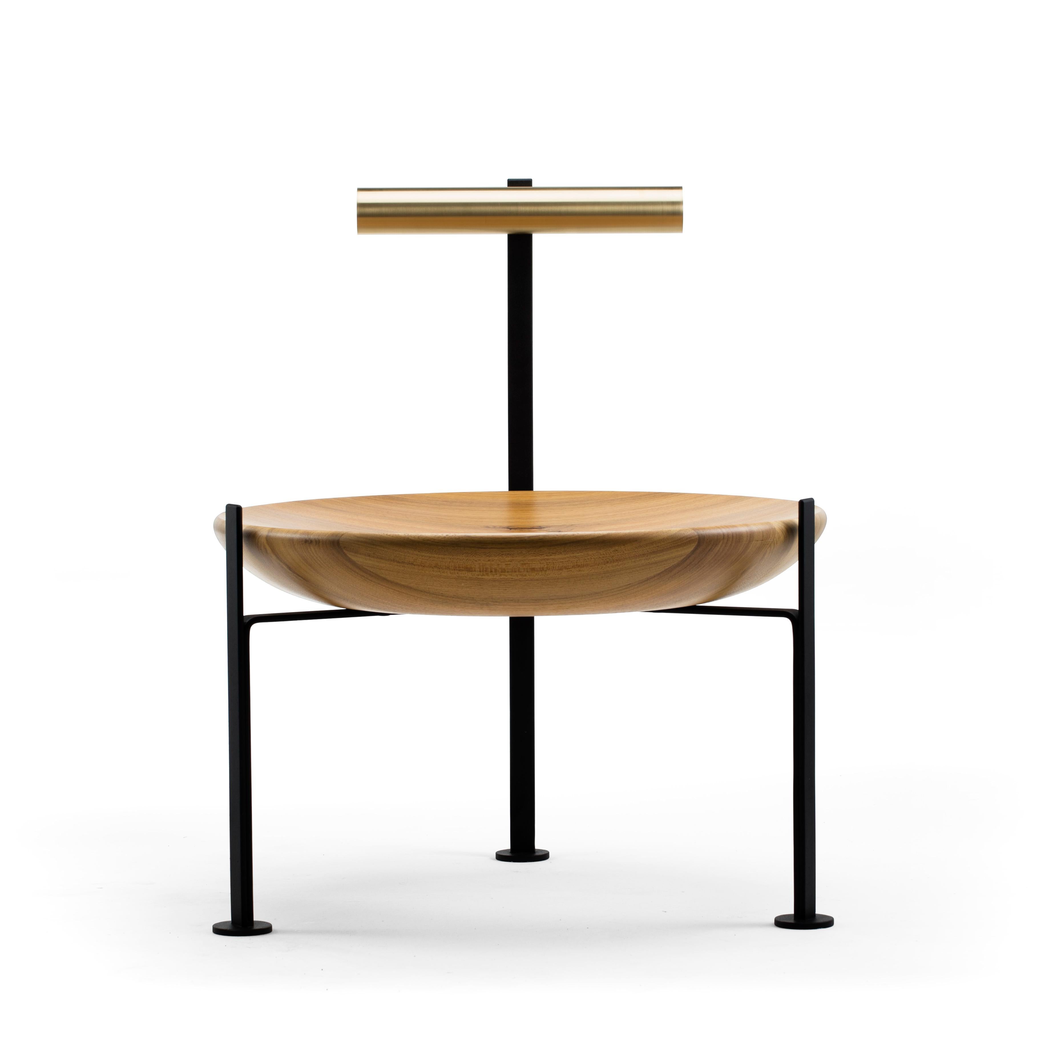 Madera, latón y cristal Poltrona Canoa del Atelier Andre Ferri
Dimensiones: An 57 x Pr 60 x Al 69 cm. 
Materiales: Madera, Acero, Latón.  


ANDRÉ FERRI
André Ferri es de Belo Horizonte, nacido en 1990, licenciado en Arquitectura y Urbanismo con