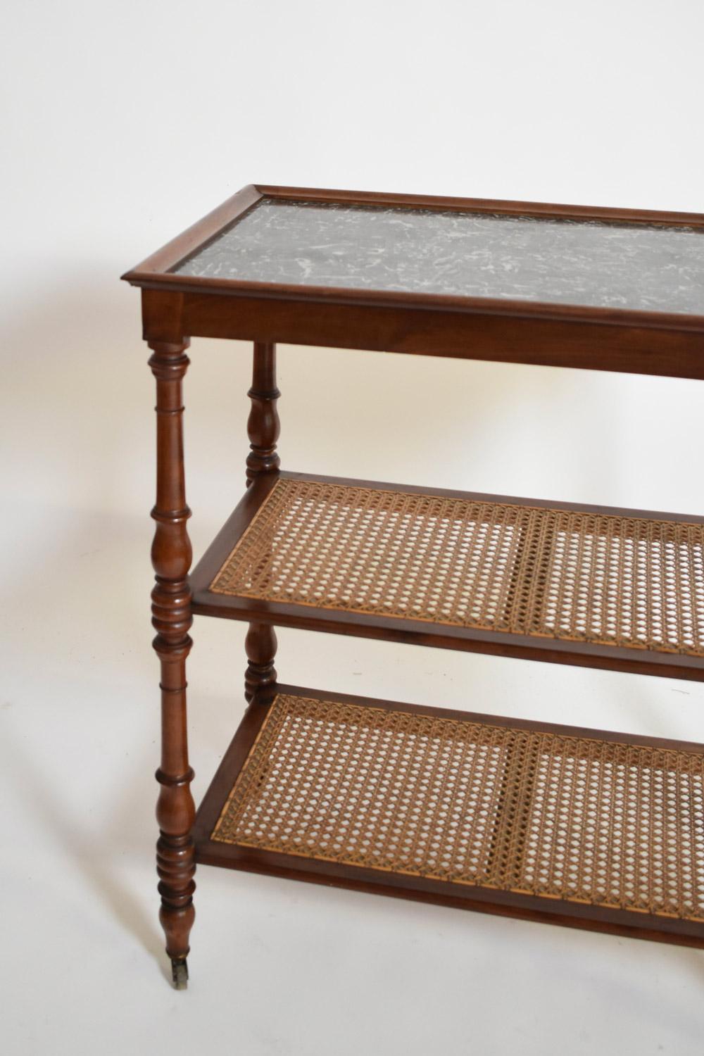 Console ou chariot roulant en noyer à trois plateaux dont deux cannelés et un en marbre gris. Fin du 19ème siècle.